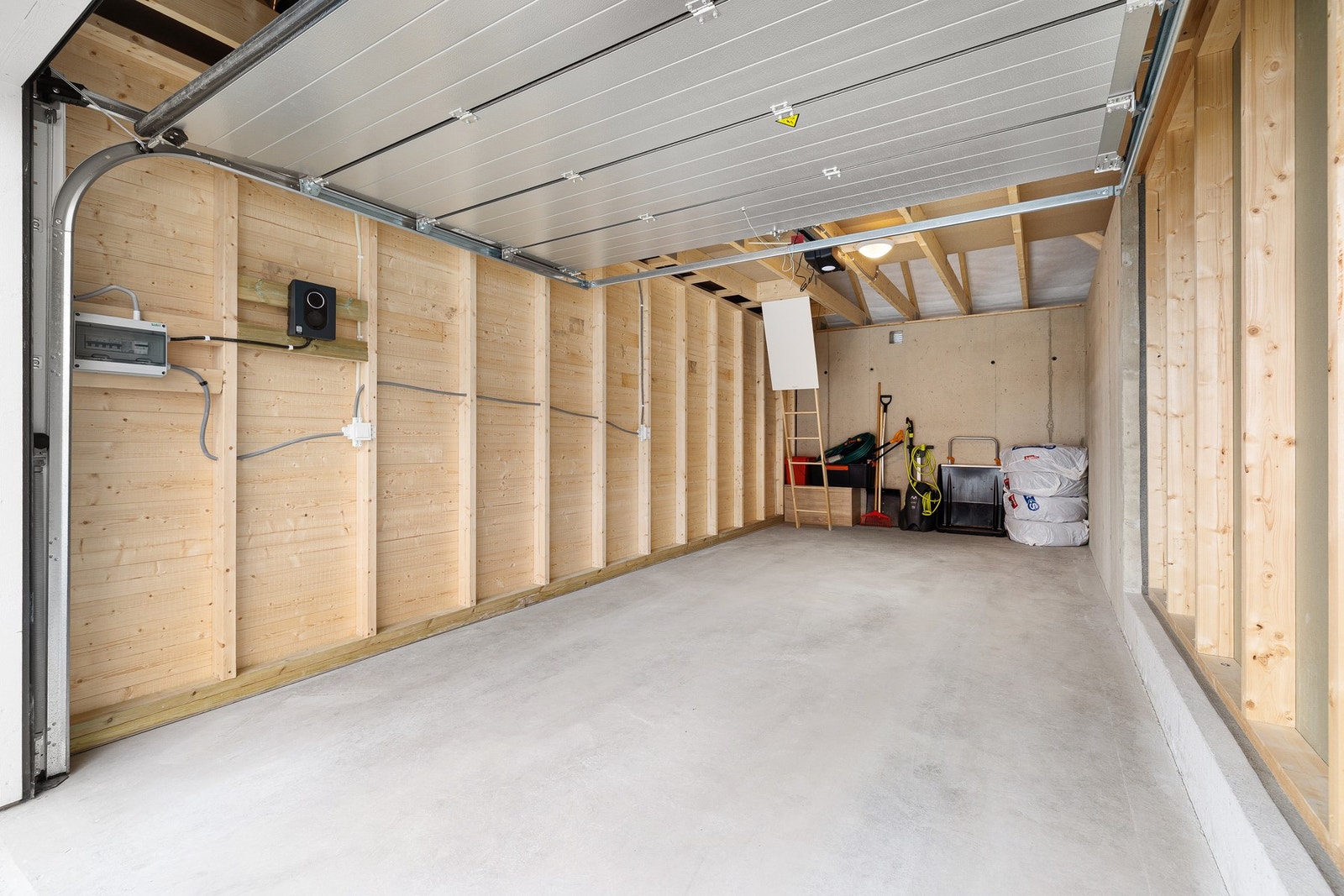 Elbillader og overspenningsvern installert i garasjen. Gode lagringsmuligheter også oppunder tak. Galleribilde