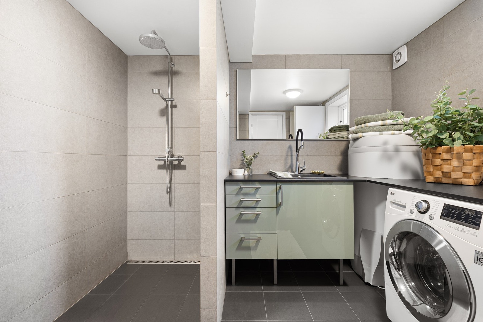 Moderne, flislagt bad fra 2017 med varmekabler i gulv. Det gjøres oppmerksom på at rommet ikke er omsøkt. Galleribilde