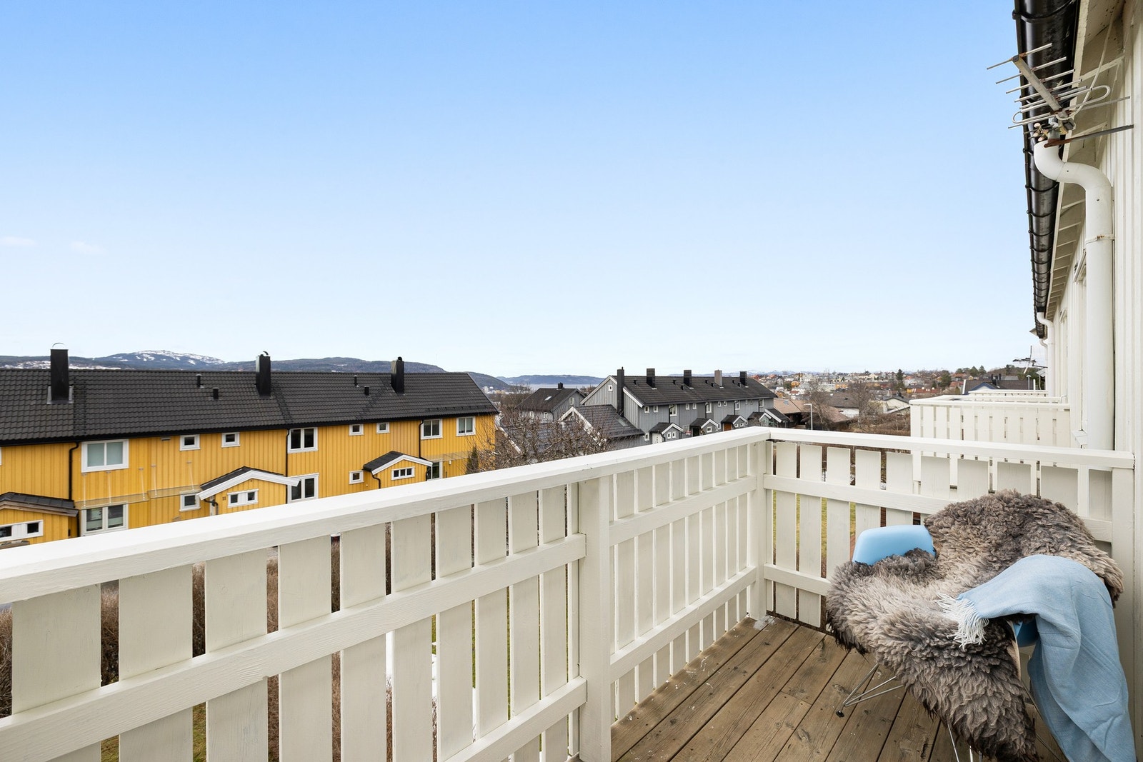 Fra soverommet har du utgang til balkong på ca. 3,6 kvm med flott utsikt ut mot Fosenalpene. Galleribilde