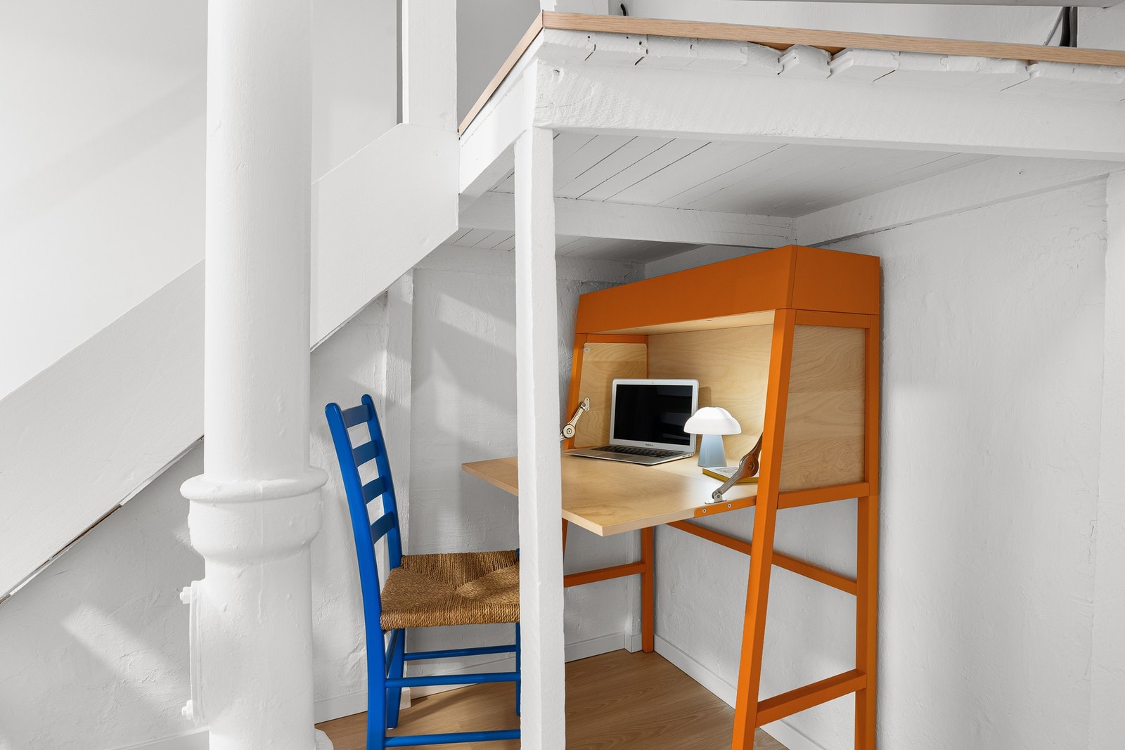 Smart utnyttelse av arealet til et lite hjemmekontor. Galleribilde