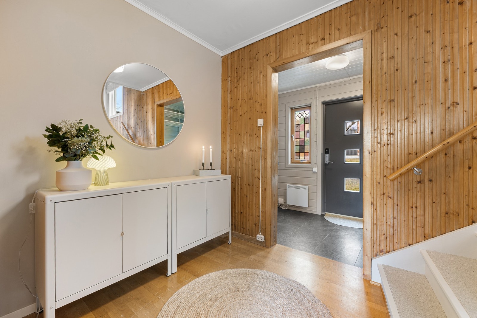 Hall med trapp opp til 2. etasje. Galleribilde