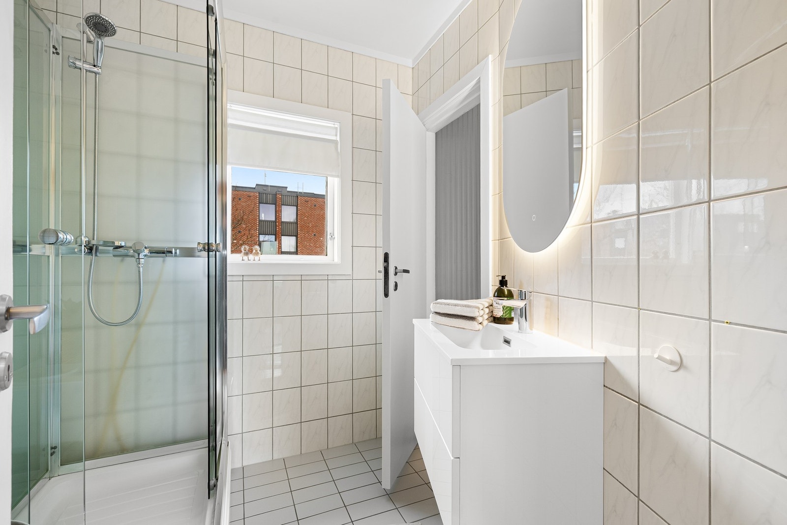 Badet ble nylig oppgradert med bl.a. ny baderomsinnredning og speil. Det har blitt dusjet i dusjkabinett. Galleribilde