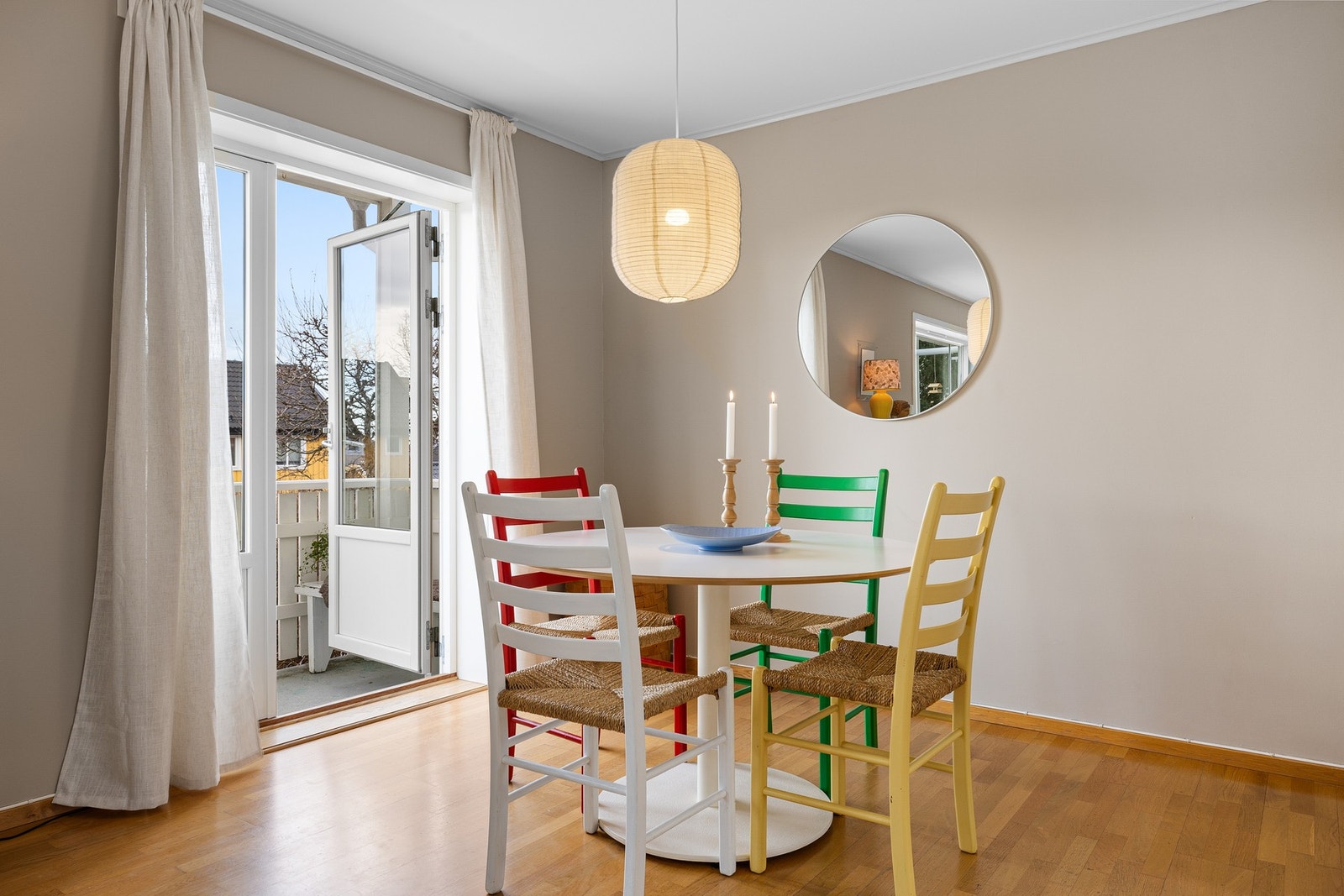 Fra spisestuen har du direkte utgang til den vestvendte terrassen. Galleribilde