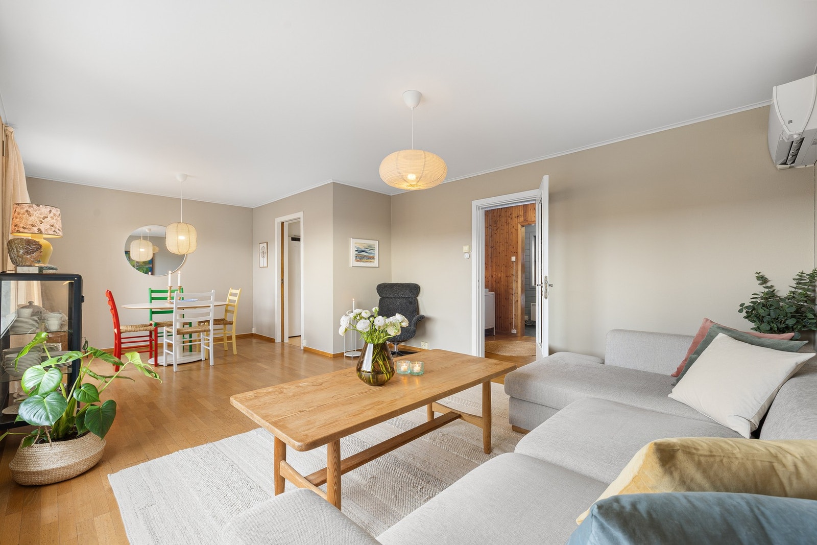 Stuen er på ca. 26 kvm og har flere ulike soner med god plass til sofagruppe og spisebord. Galleribilde