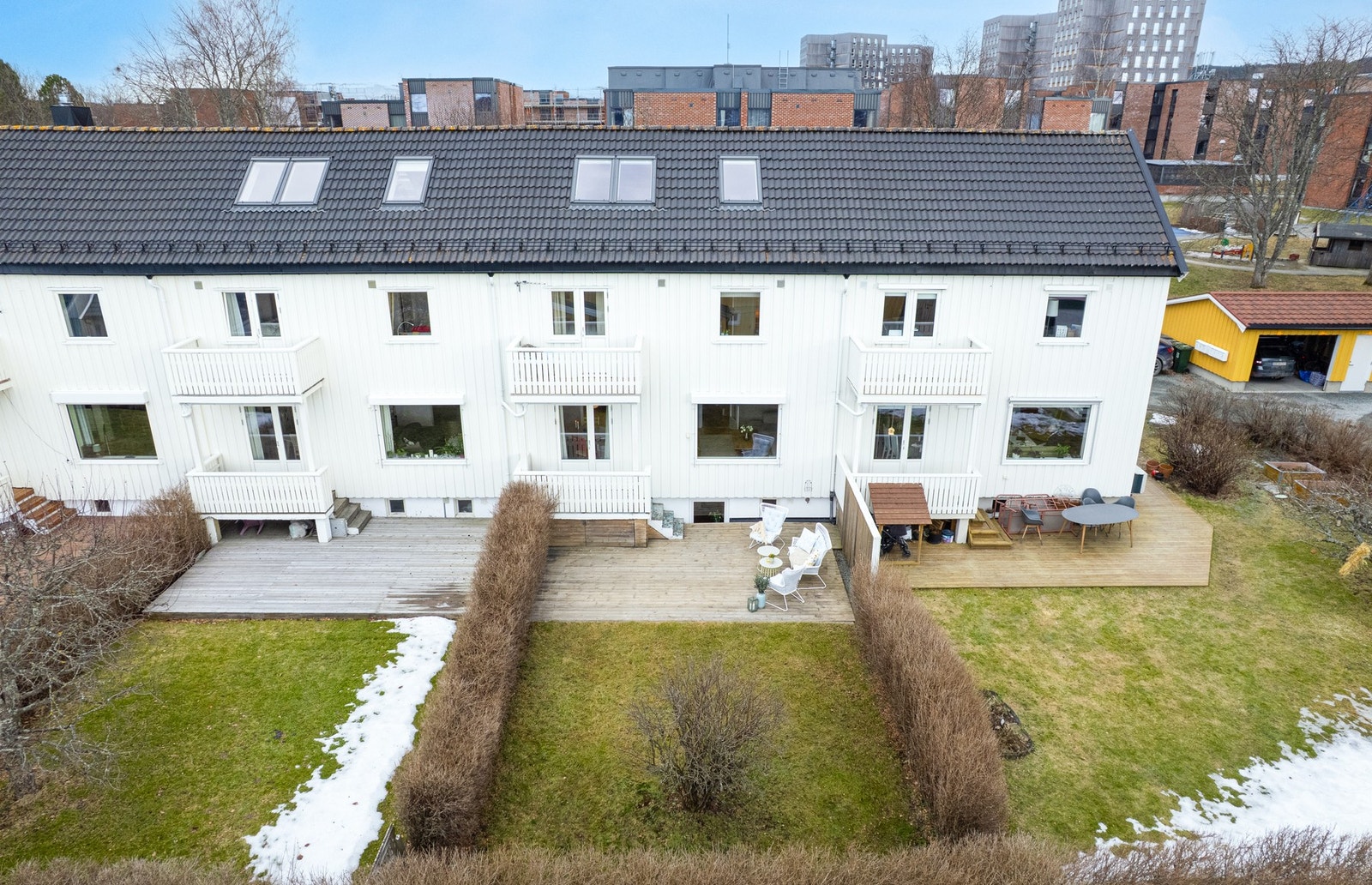 Boligen har en svært lettstelt hage med ripsbusk og skjermende hekk som gir et privat uteområde. Galleribilde