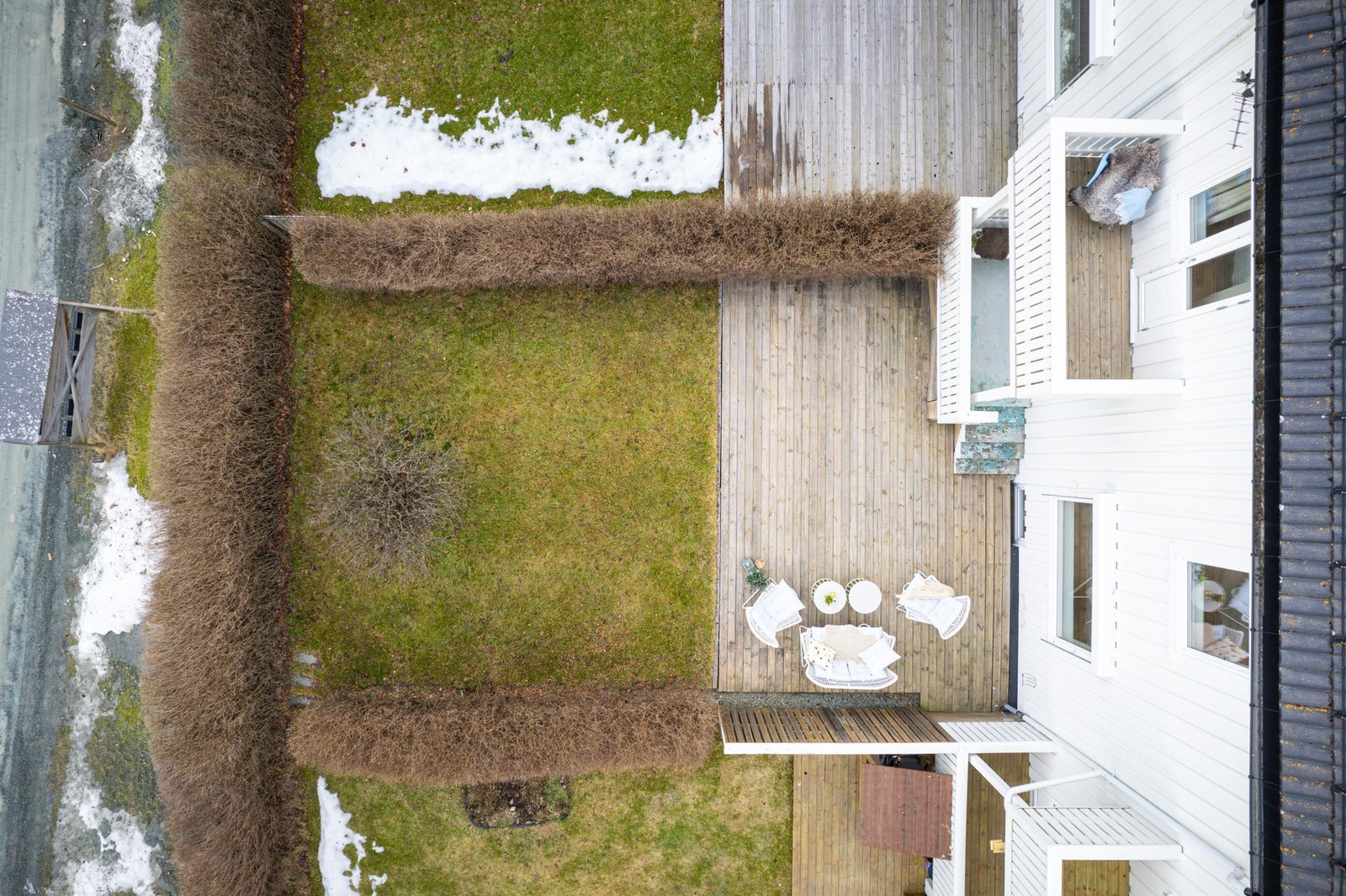 Oversiktsbilde over hage og terrasse. Galleribilde