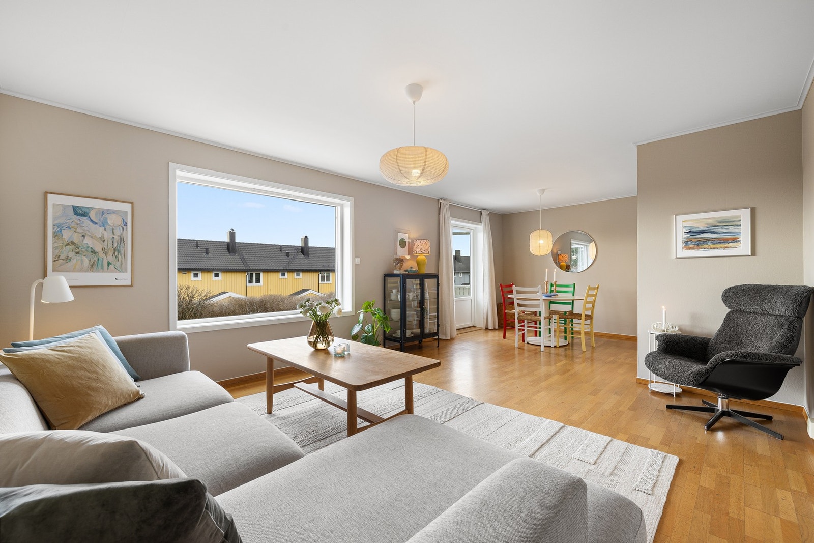 EiendomsMegler 1 v/Frank Robert Bae har gleden av å presentere et innholdsrikt rekkehus med god beliggenhet i Blomsterbyen. Galleribilde