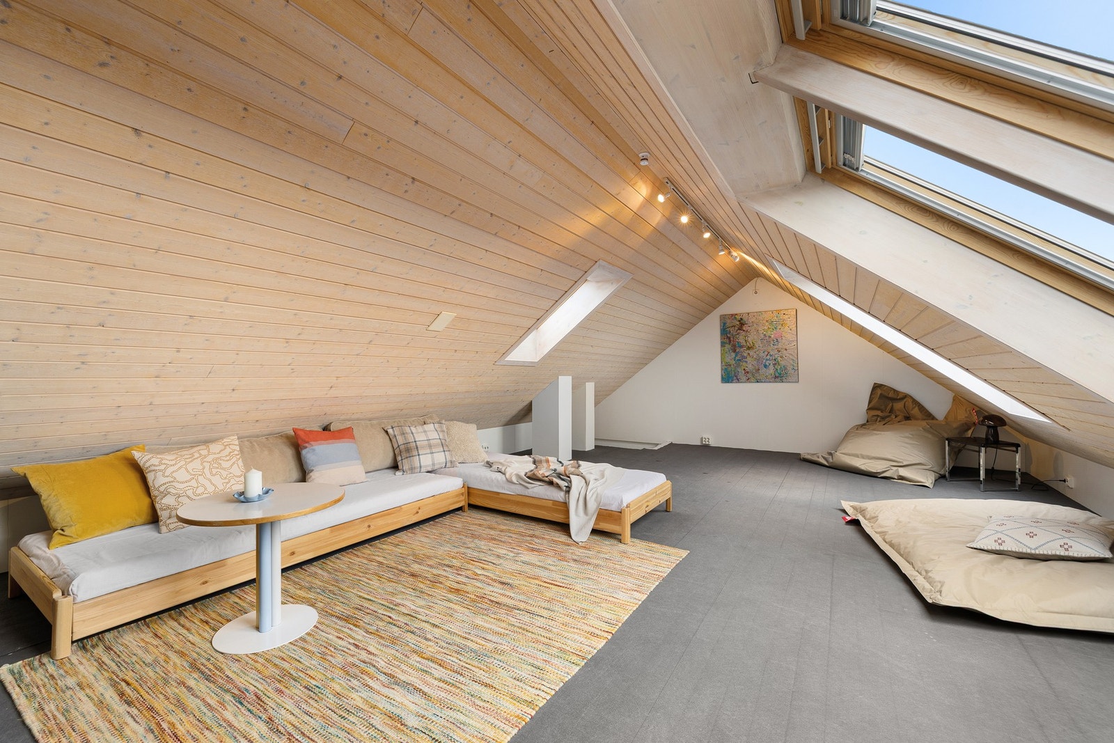 Rommet har store vindusflater, noe som gir rikelig med naturlig lysinnslipp fra begge sider. Galleribilde