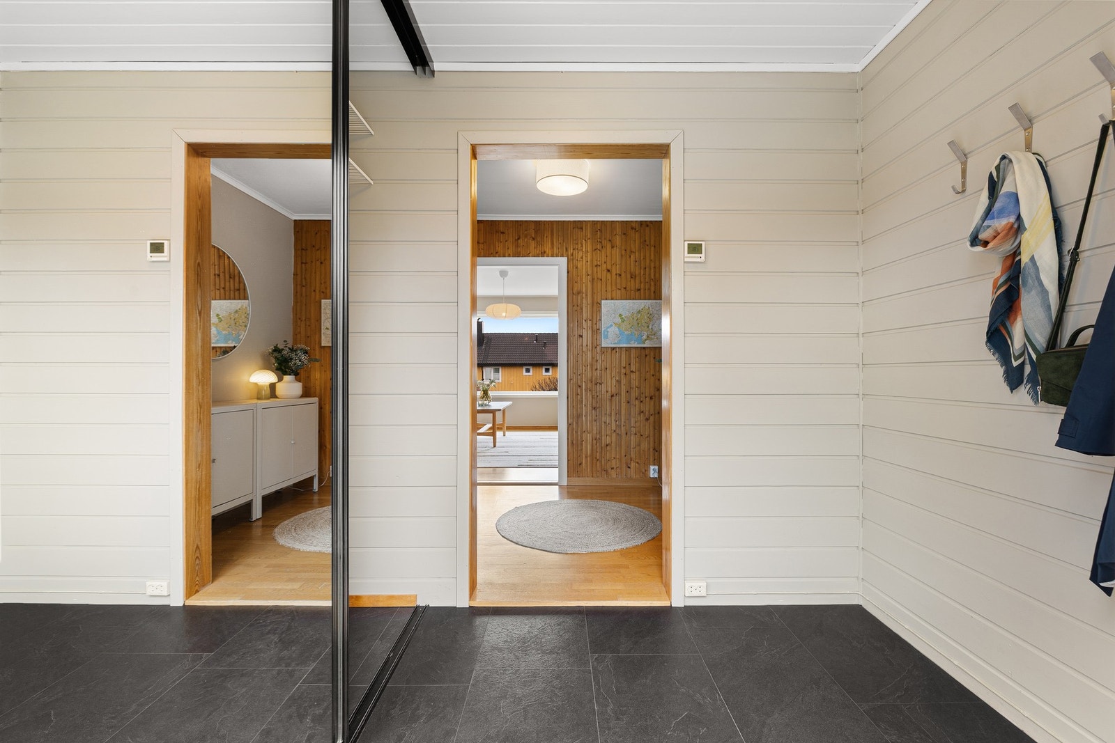 Velkommen inn! Praktisk entré med stor skyvedørsgarderobe og varmekabler i gulv. Galleribilde