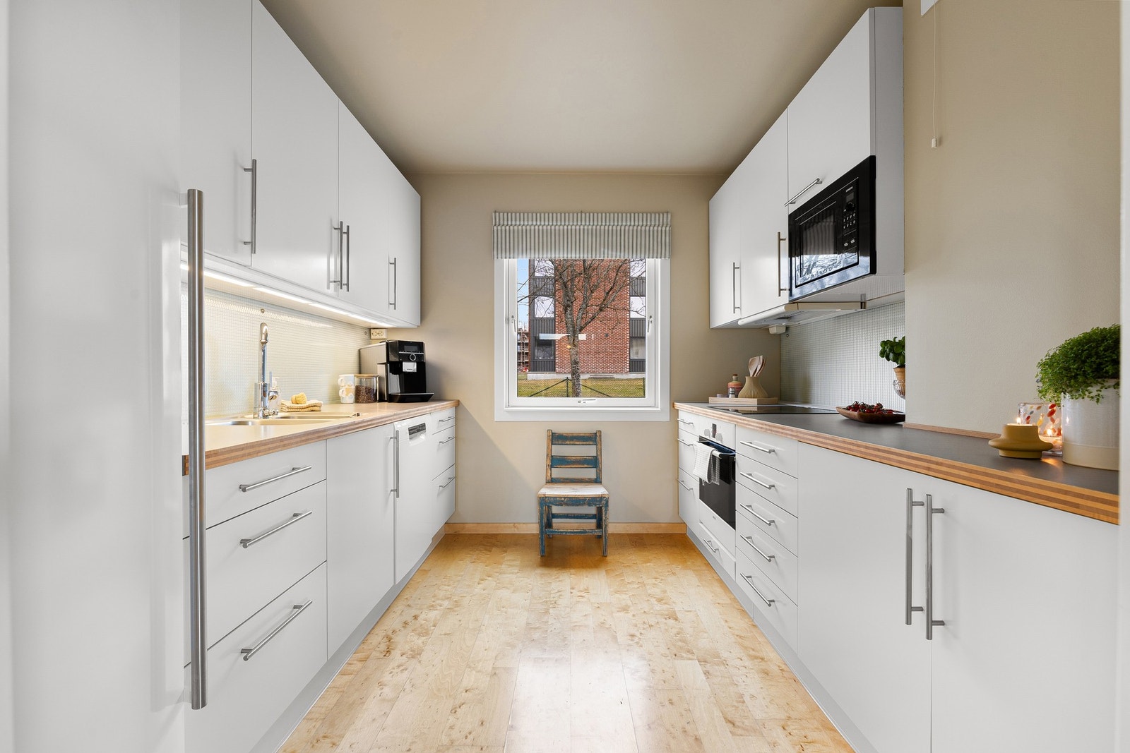 Kjøkkenet er på ca. 8 kvm og har godt med skap- og benkeplass. Galleribilde