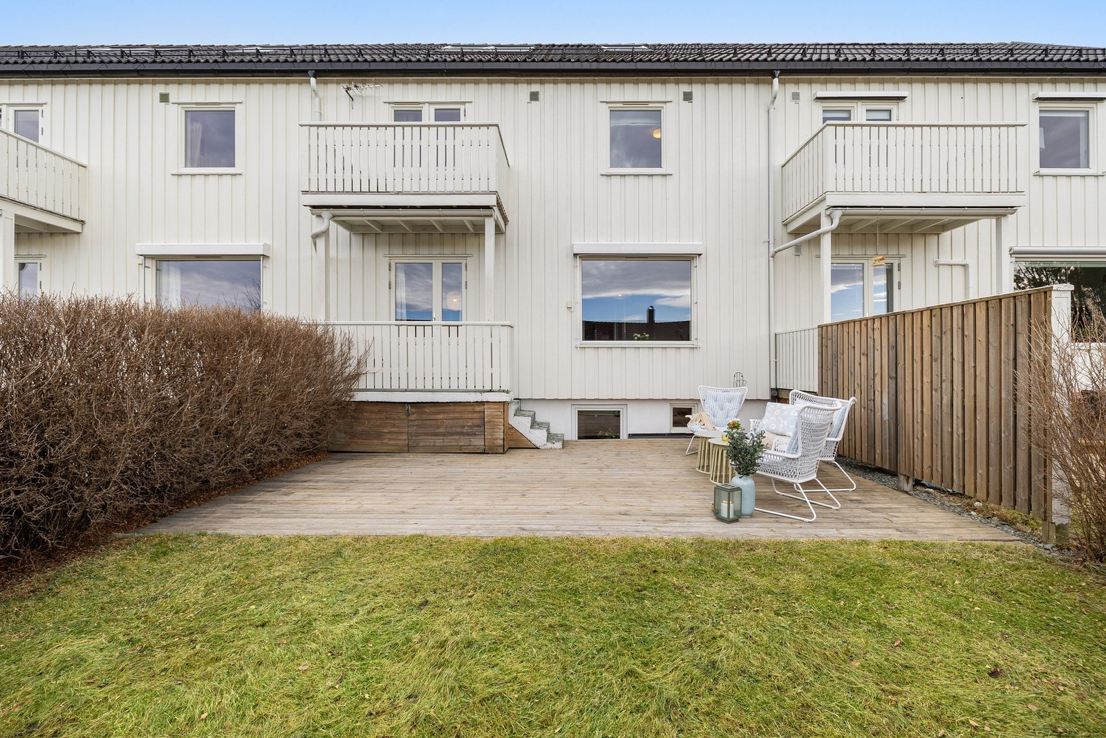 Terrassen er på hele 27 kvm og har god plass til utemøblement som bl.a. sittegruppe og grill - perfekt når måltidene flyttes ut på sommerstid. Galleribilde