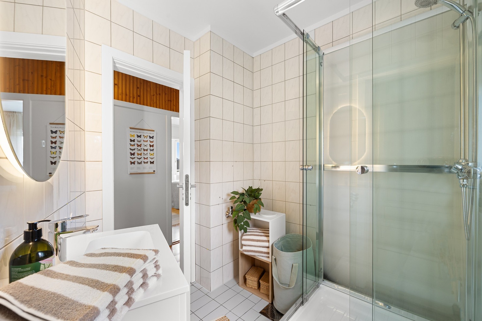 Badet i 2. etasje er flislagt og har varme i gulv. Galleribilde