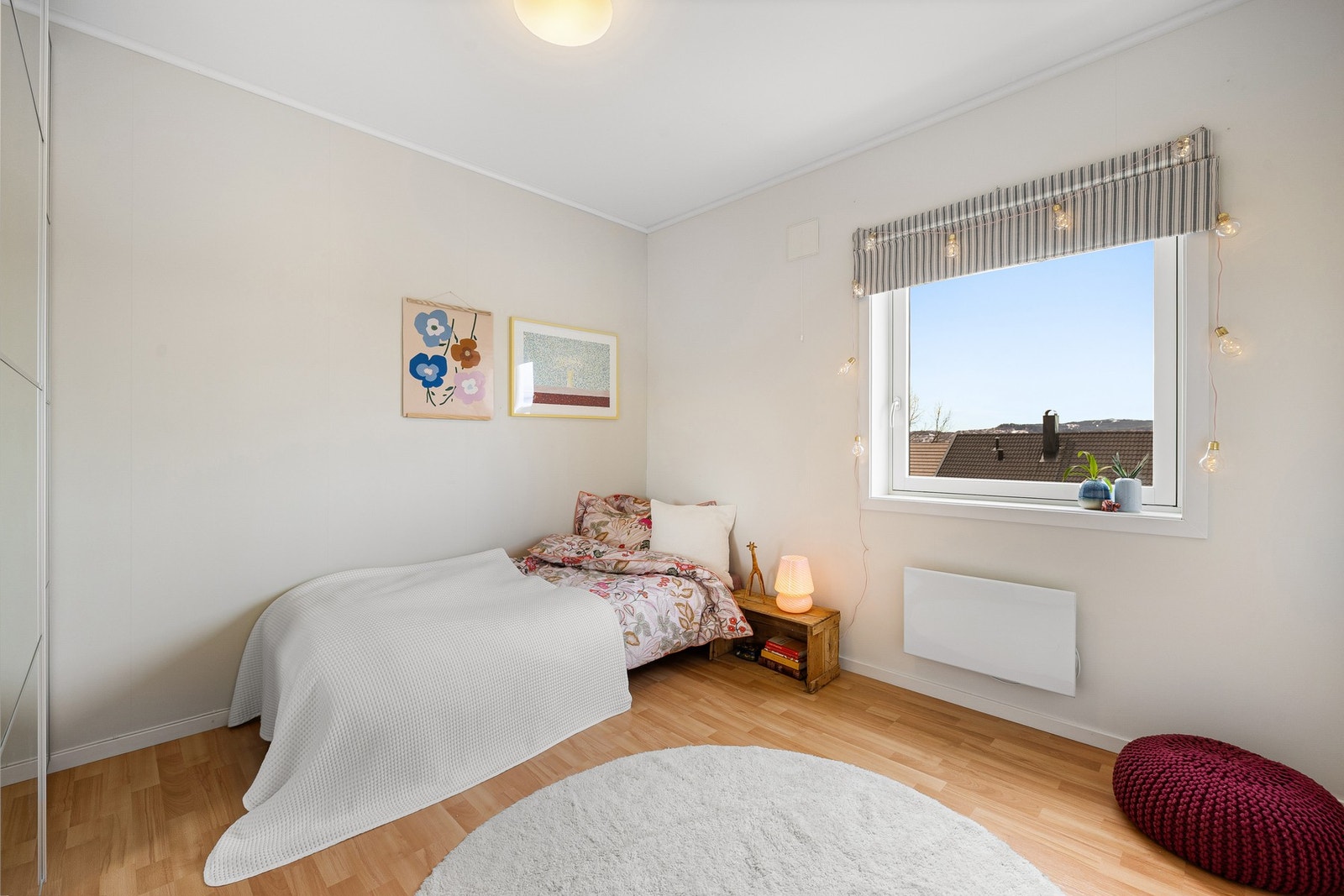 Soverom 2 er på ca. 9 kvm. God plass til dobbeltseng og garderobeløsning. Galleribilde