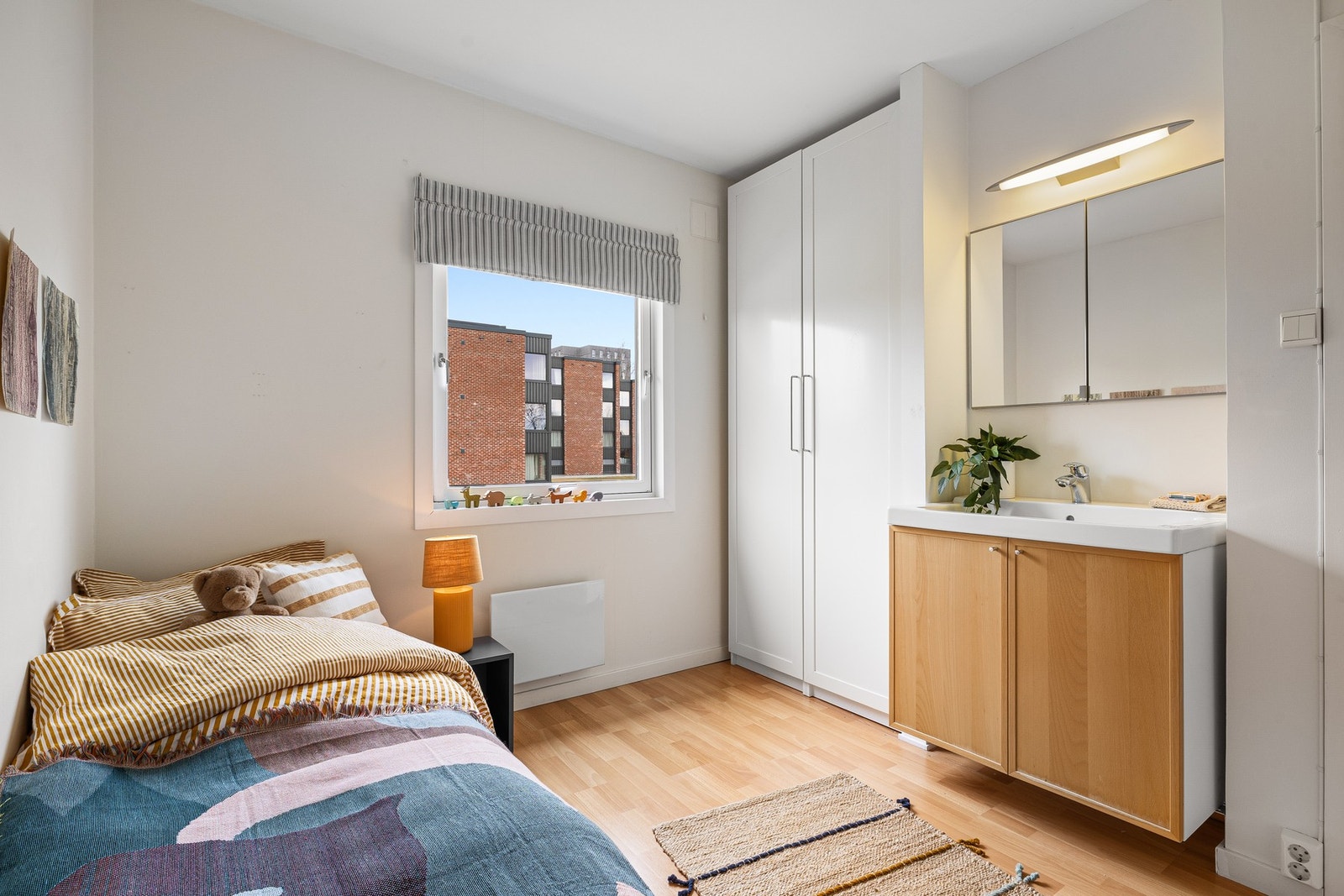 Vasken kan naturligvis fjernes for å gjøre plass til en skrivepult eller garderobeløsninger e.l. Galleribilde