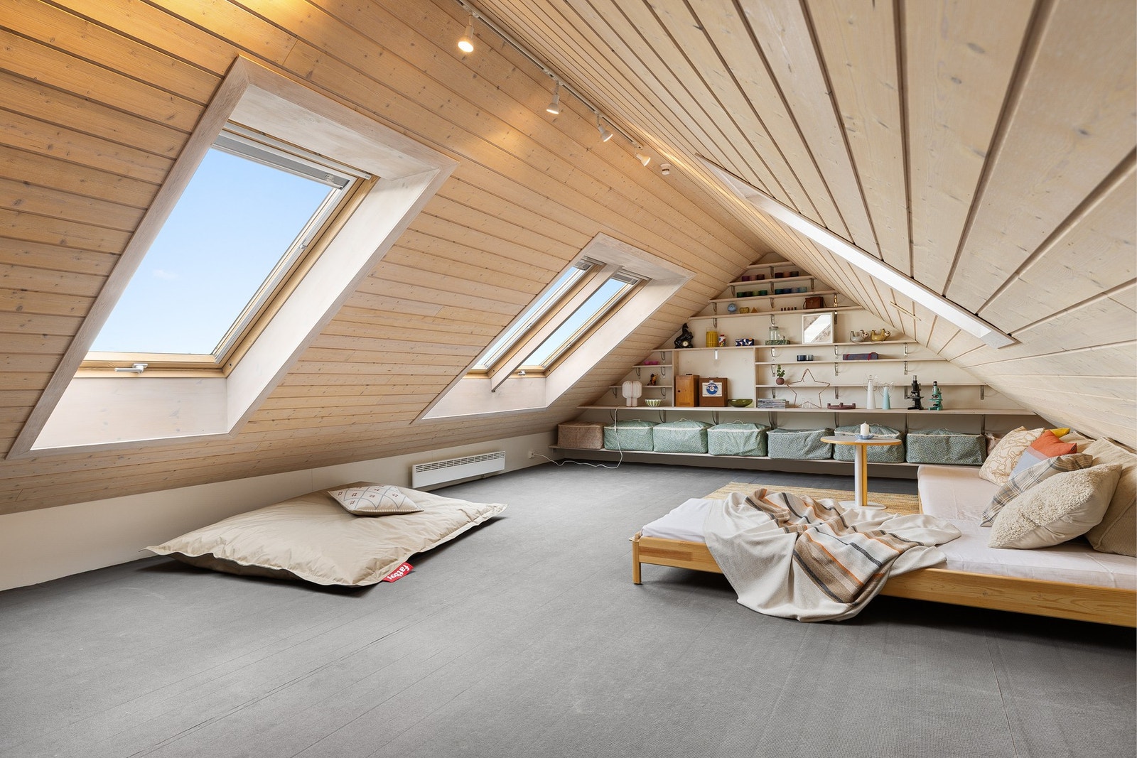 Innredet loftstue på ca. 16 kvm. Det gjøres oppmerksom på at det ikke foreligger dokumentasjon på at rommet er omsøkt eller godkjent. Galleribilde