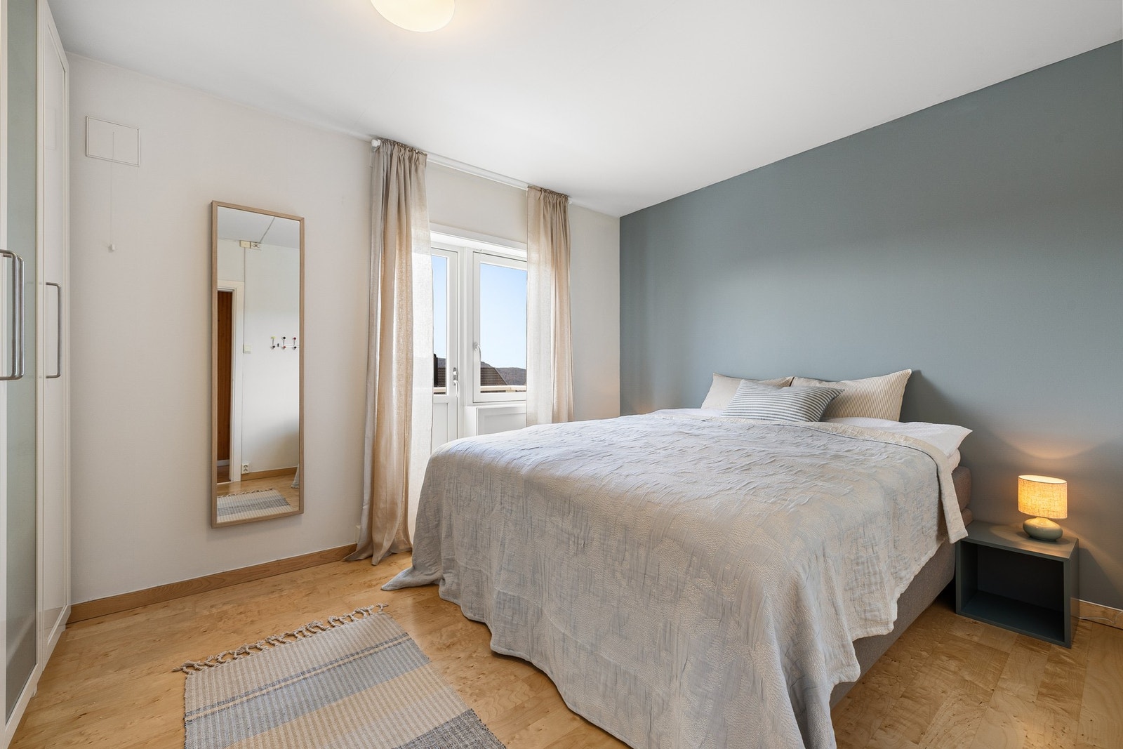 Hovedsoverommet er på ca. 12 kvm med god plass til dobbeltseng og tilhørende garderobeløsning. Galleribilde