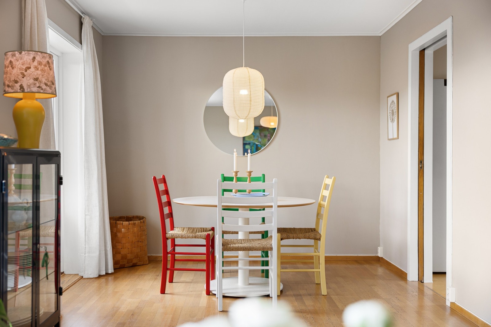 Spisebordet finner sin naturlige plass i skillet mellom stuen og kjøkkenet. Galleribilde