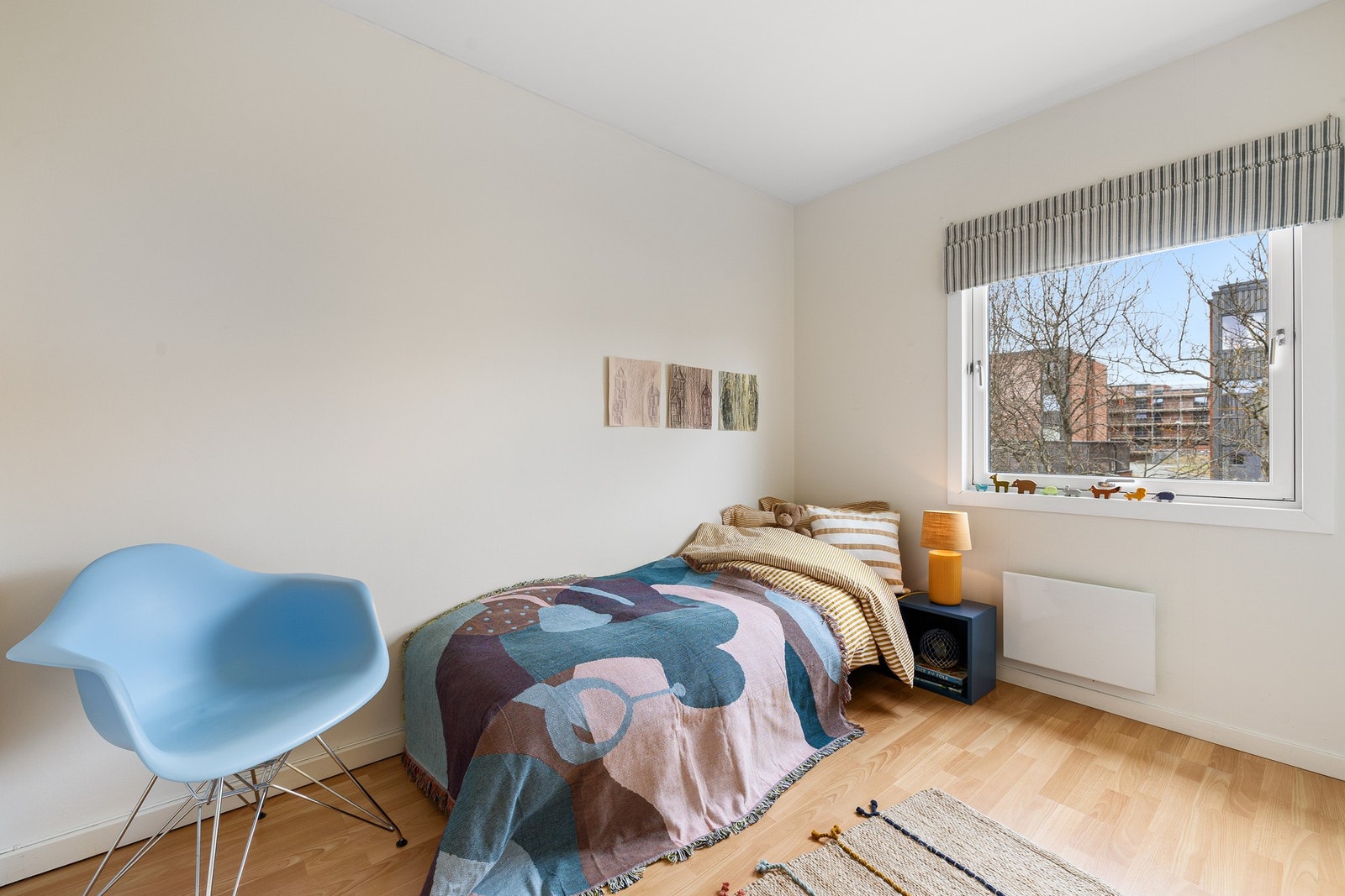 Soverom 3 er på ca. 8,3 kvm med god plass til dobbeltseng. Galleribilde