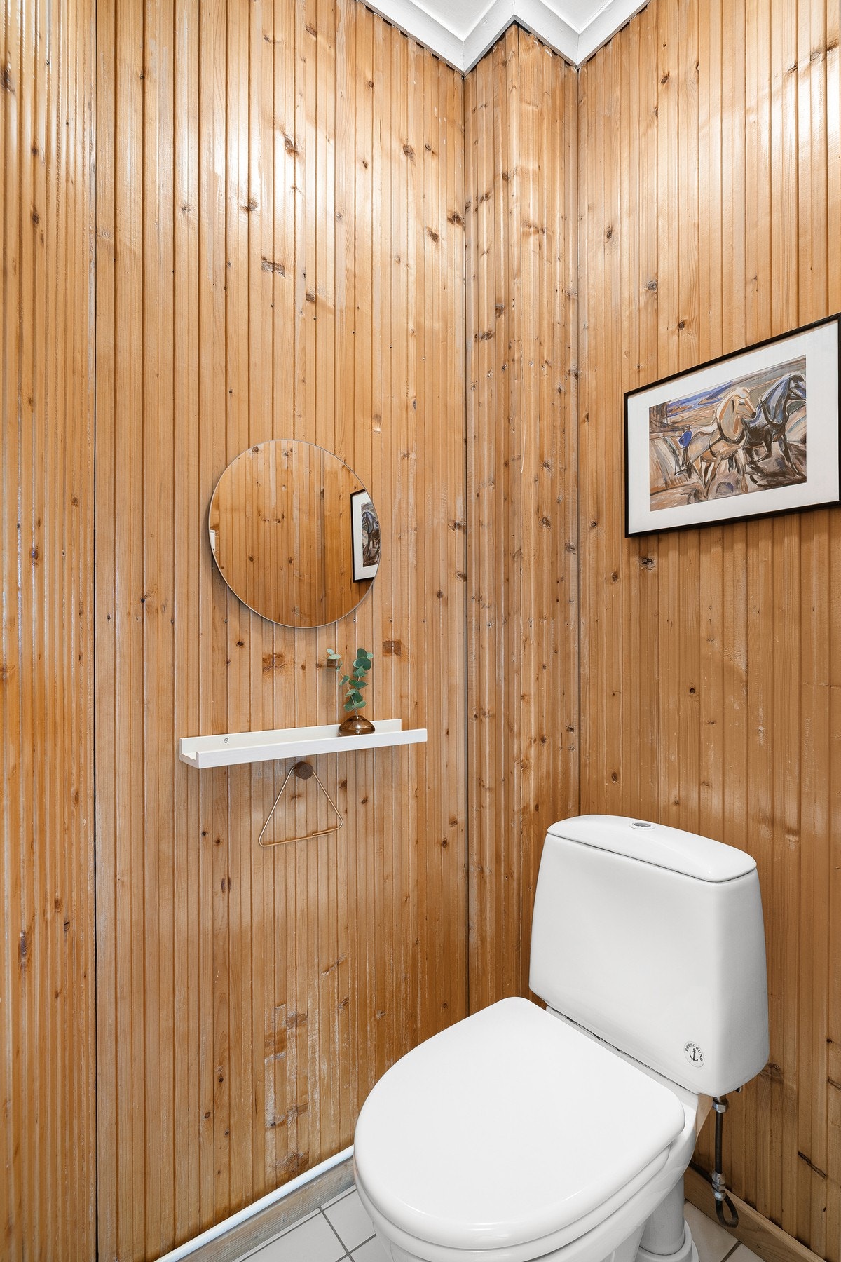 Vegg i vegg finner du separat toalettrom på ca. 1 kvm. Galleribilde