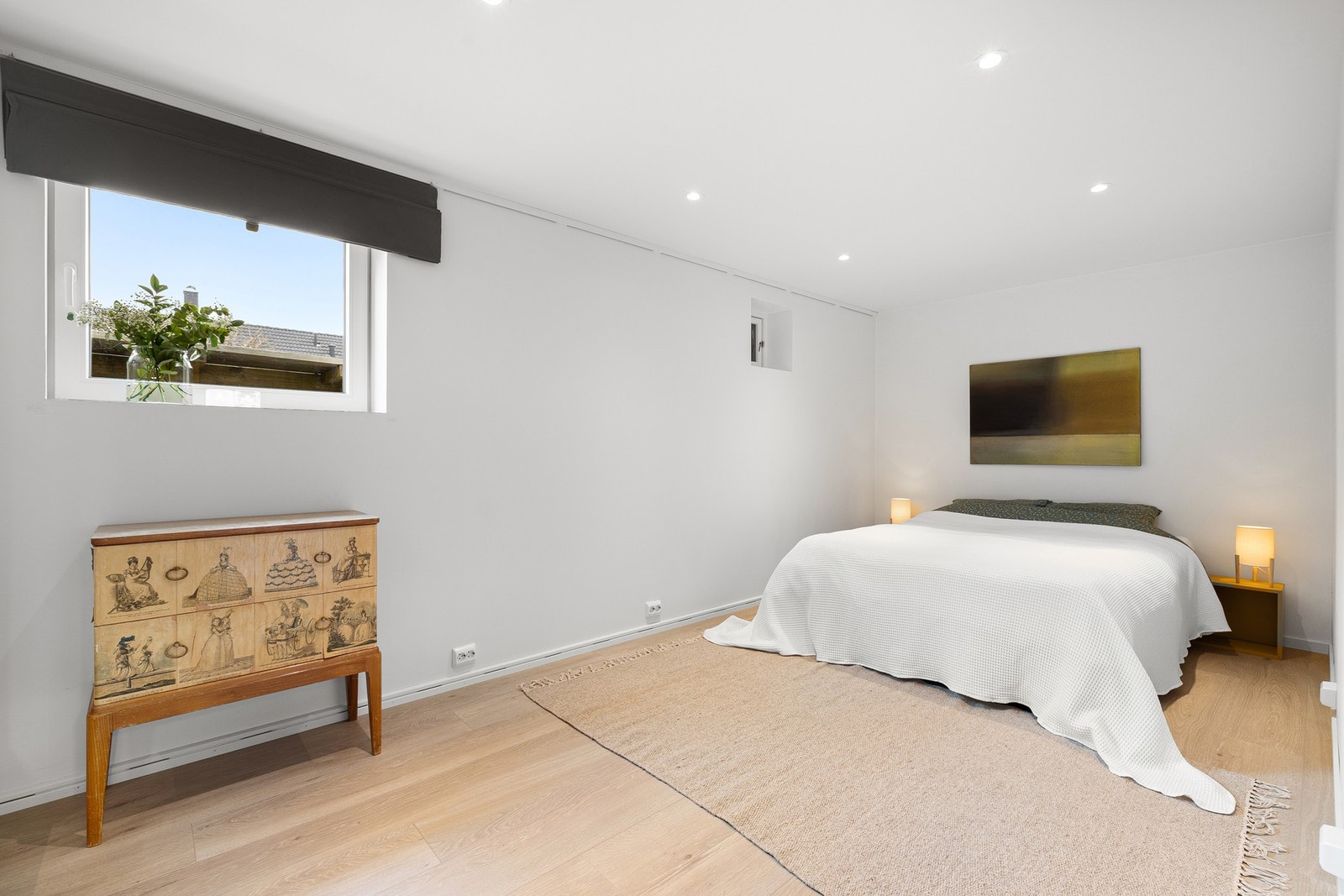 Bod innredet som kjellerstue/soverom på 15 kvm. Det er etablert downlights i himling og varmekabler i gulv. Det gjøres oppmerksom på at rommet ikke er omsøkt (rommet tilfredsstiller krav til rømning). Galleribilde