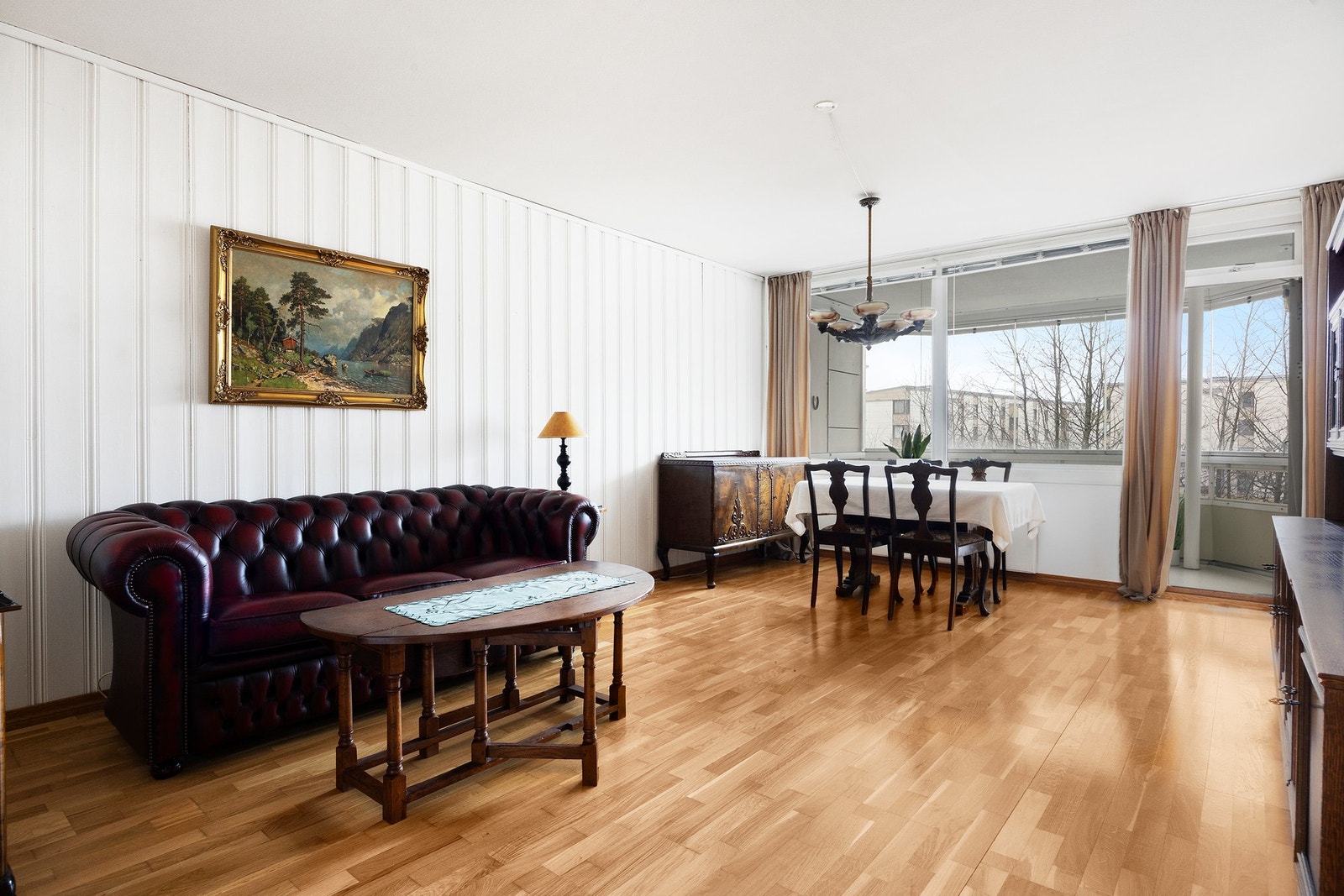 Lys og romslig stue med god plass til både sofa- og spisegruppe. Galleribilde