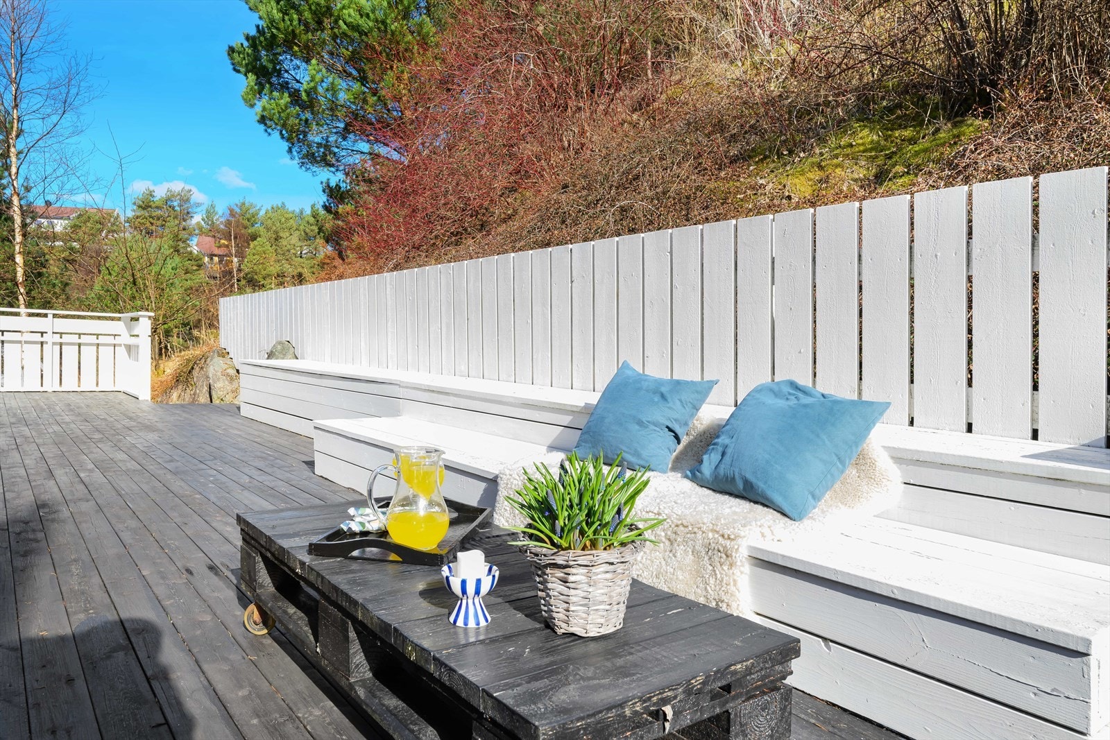 Terrassen er pent og praktisk oppbygget. Galleribilde