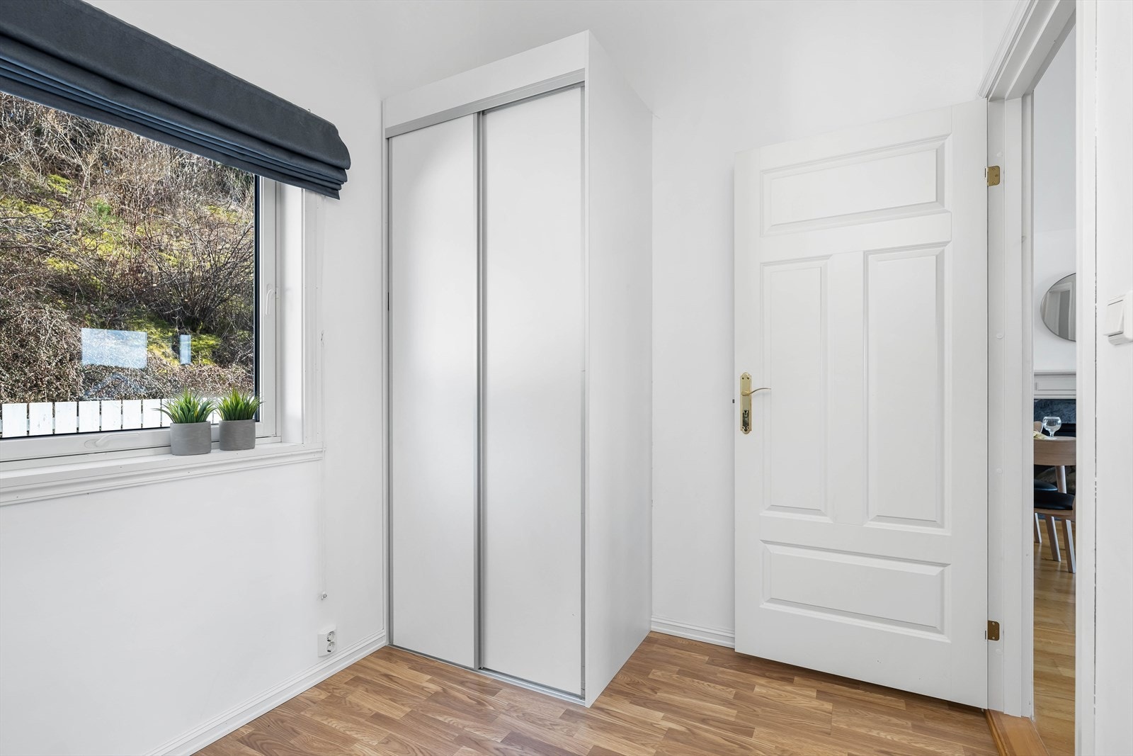 Oppbevaringsplass i skap med skyvedører på veggen mot stuen. Galleribilde