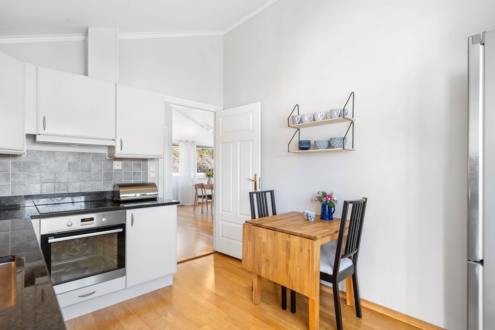 Et kjøkkenbord er det også blitt plass for. Galleribilde