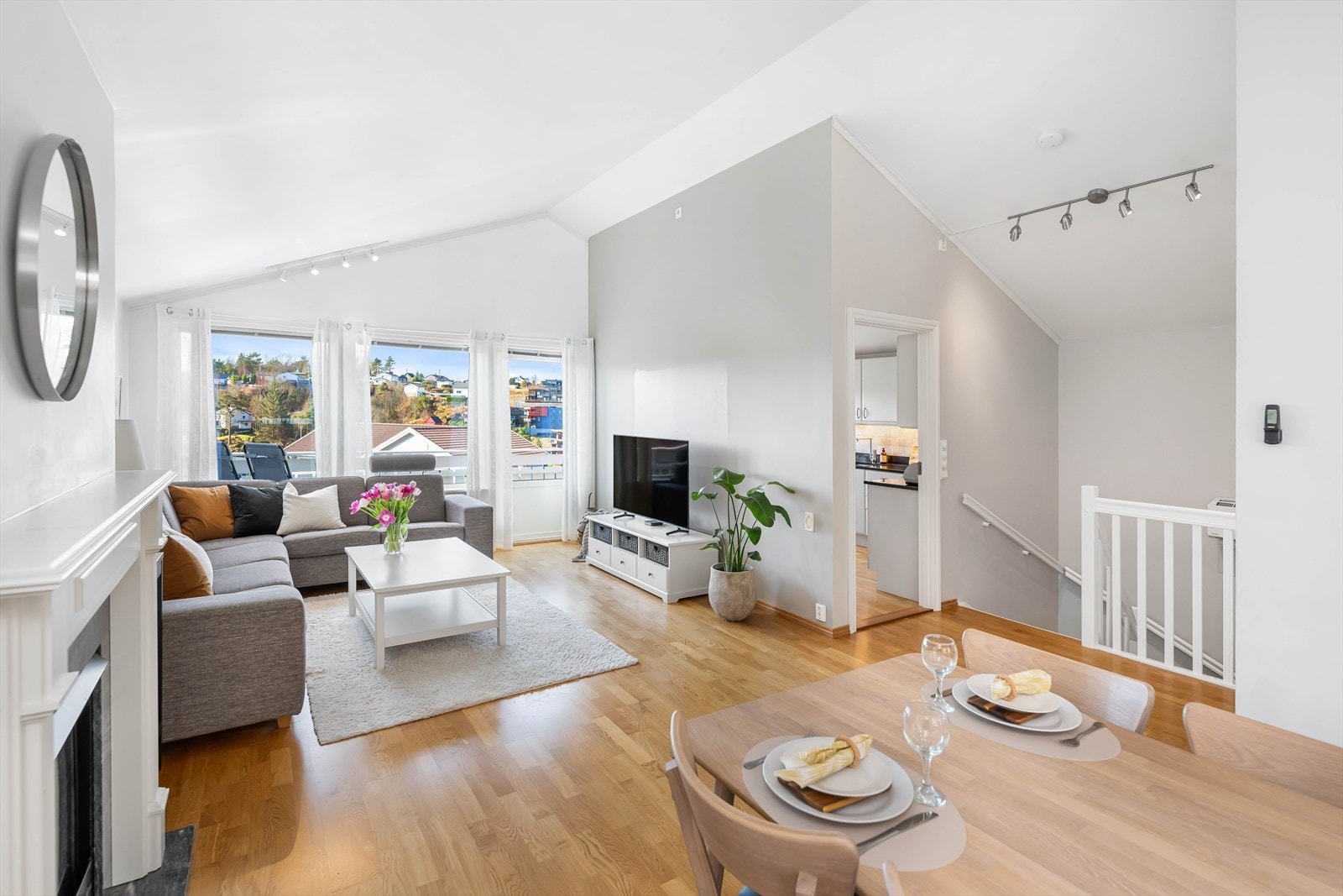 Stuen er et herlig rom. Den ekstra takhøyden og gjennomlyset skaper luftig romfølelse. Galleribilde