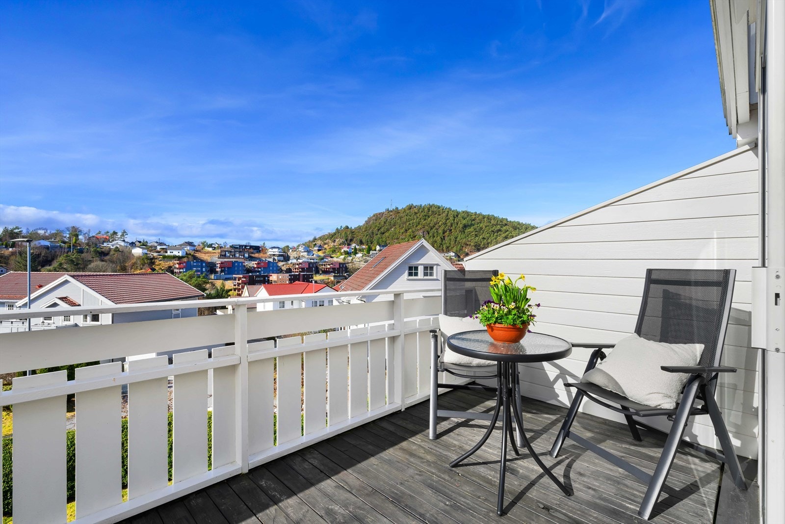 Altanen er hevet og godt skjermet fra omgivelsene rundt. Galleribilde