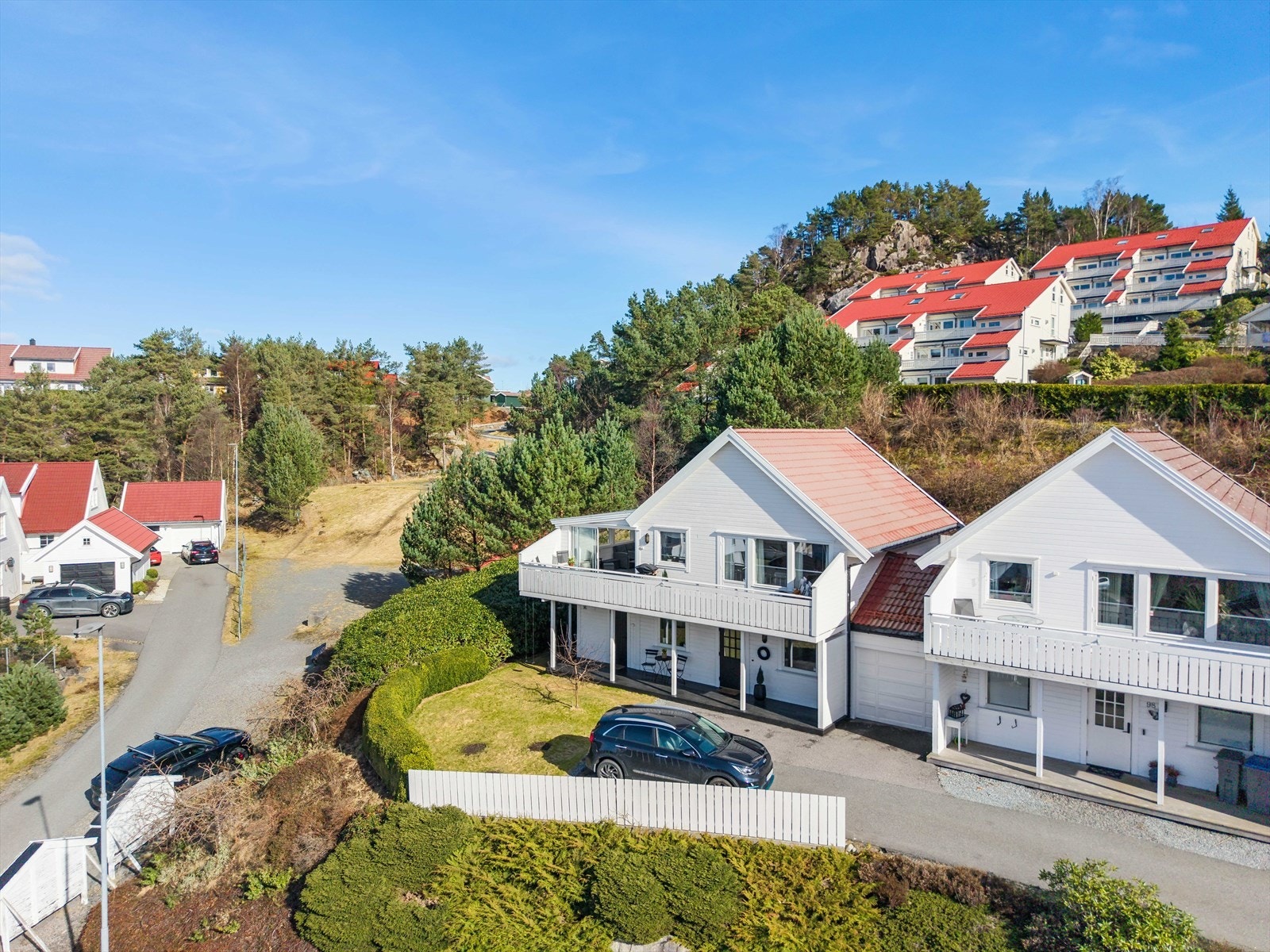 Solrikt, høyt og luftig i enden av boligrekken. Galleribilde