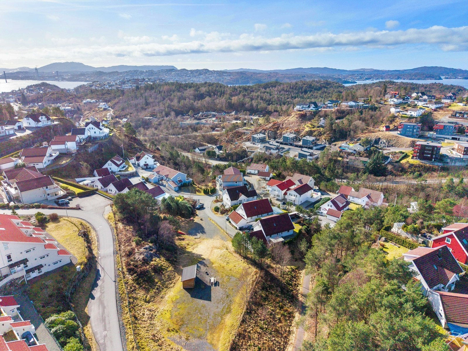 Friområde, gapahuk, bålplass og lekeområde like ved boligen. Galleribilde