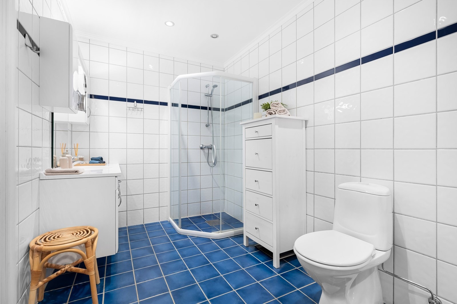 Badet er av virkelig god størrelse, nesten 10 kvm. Galleribilde