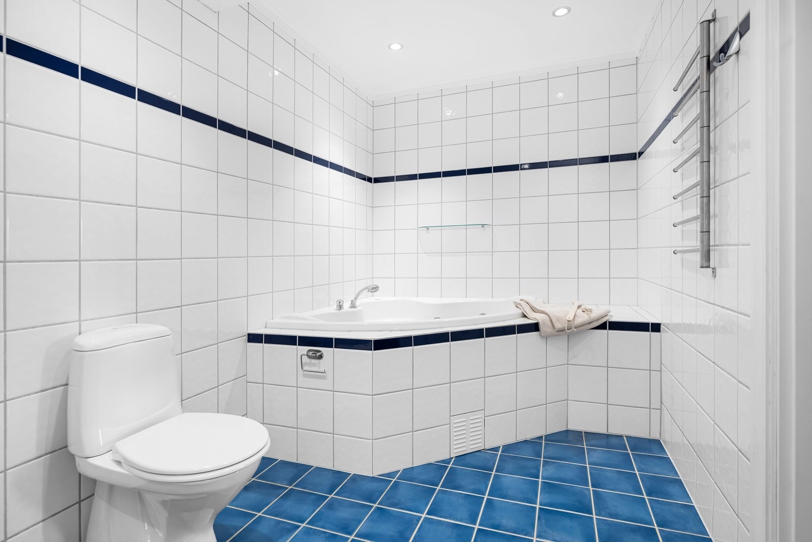 På badet er det blitt for både et stort innbygget badekar, dusjhjørne og en innholdsrik baderomsinnredning. Galleribilde