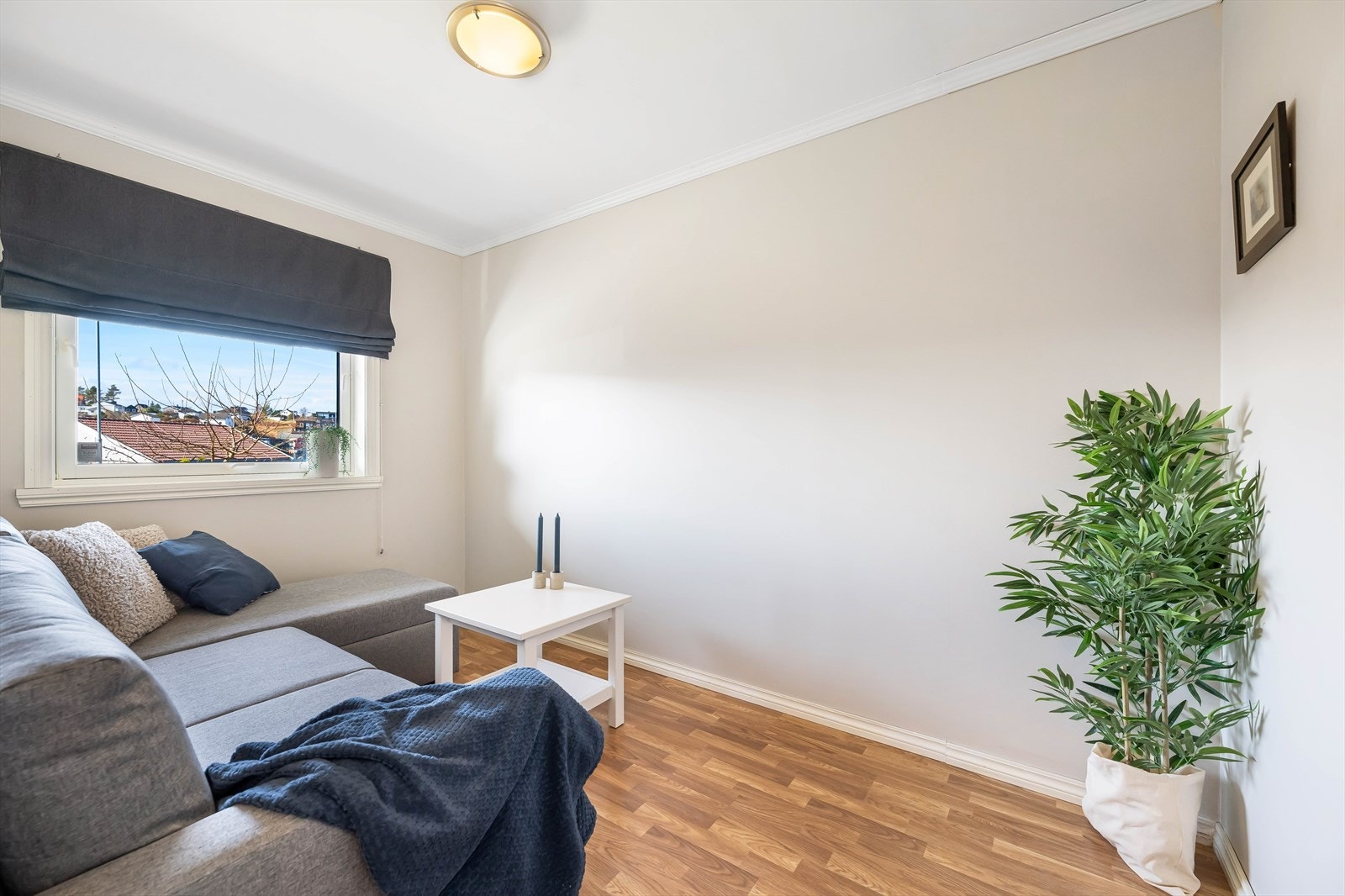 Boligens andre soverom får en på venstre side når en kommer inn i hallen. Også dette rommet har utsikt mot vest. Eier bruker rommet i dag som en ekstra stue. Galleribilde