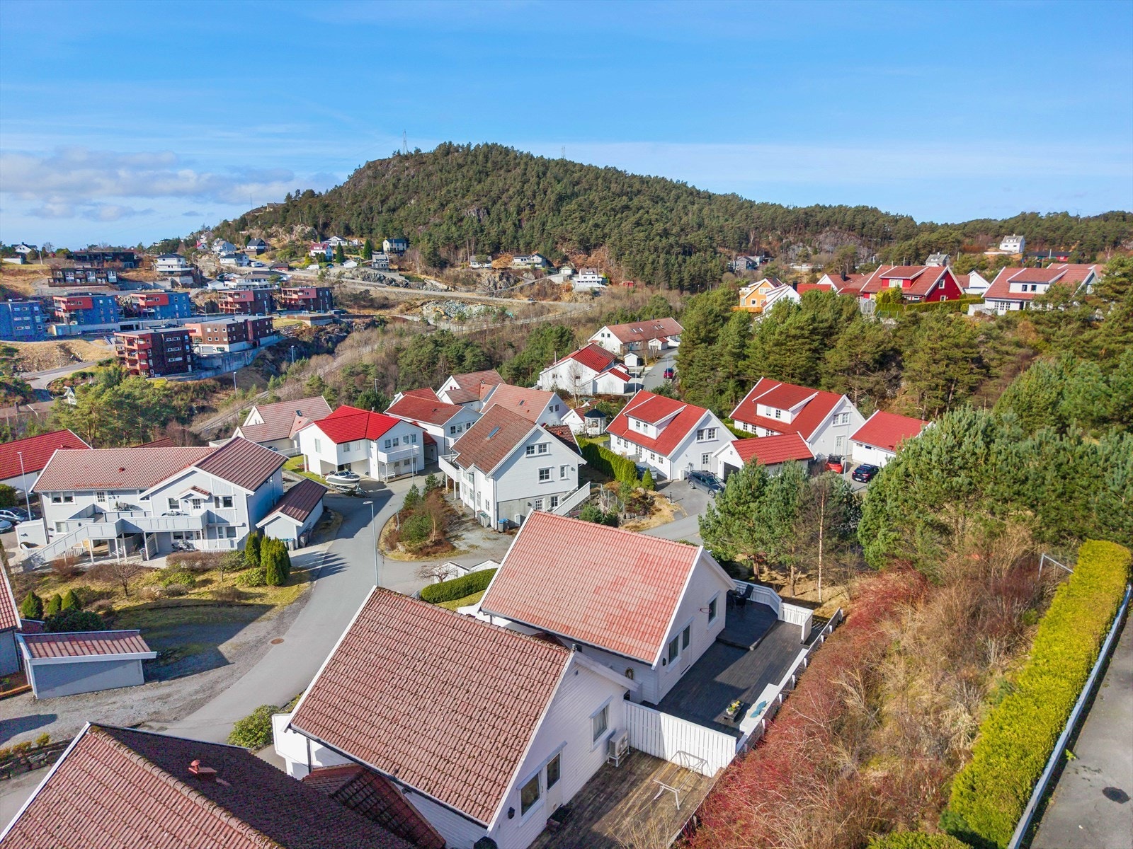 Boligen og området passer godt for alle aldersgrupper da en har gangavstand eller en kort kjøretur fra de fleste fasiliteter, som barnehager, skoler, dagligvare og turmuligheter. Galleribilde