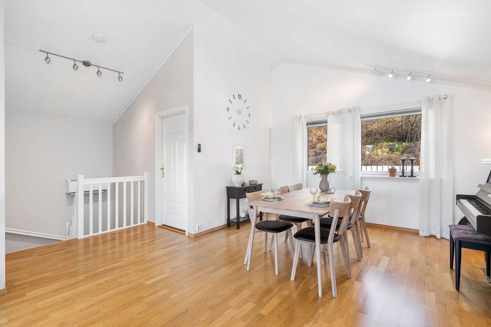 Fra stuen er det også utgang til terrassen i øst. Galleribilde