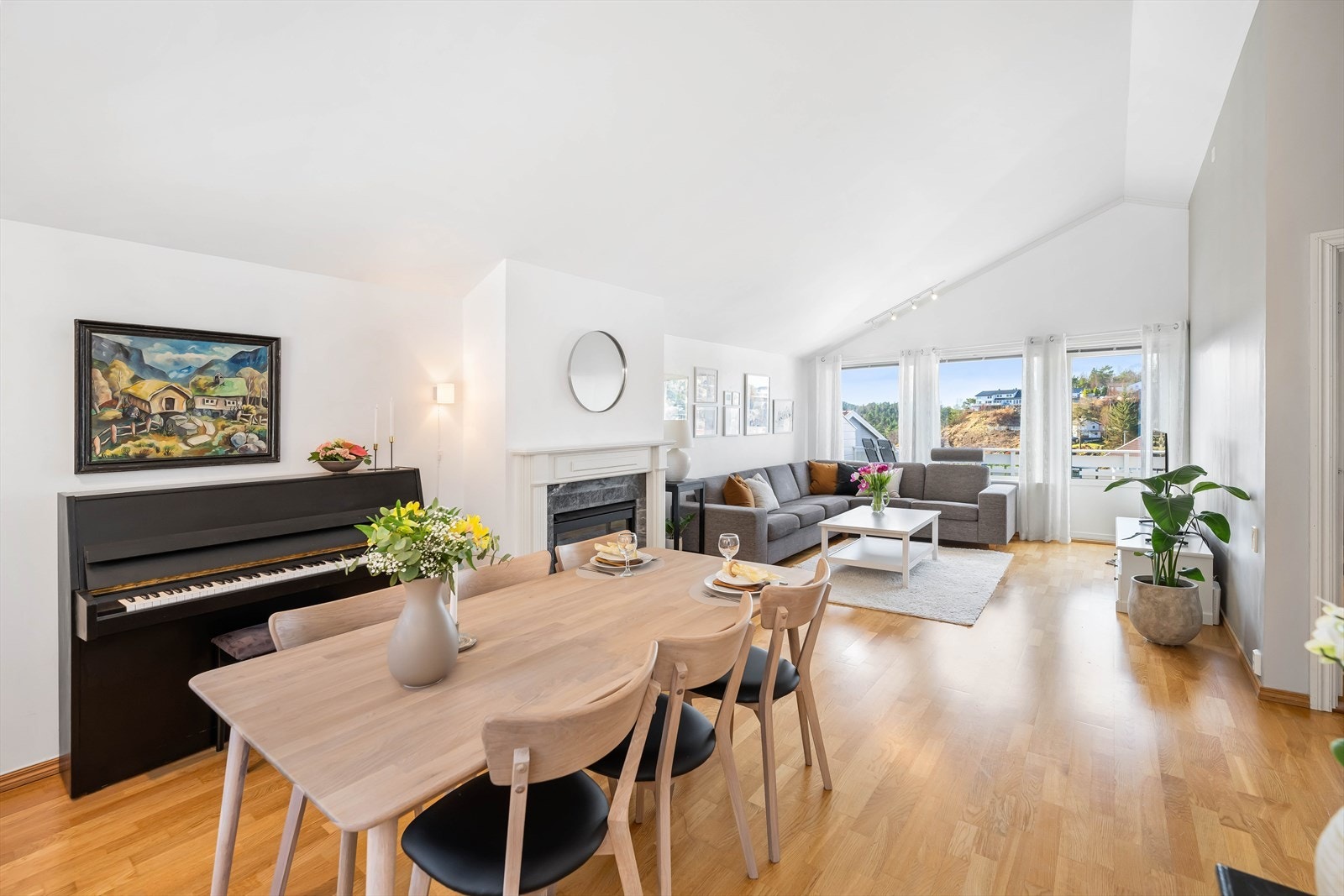 Rommet har godt med lysinnslipp både mot øst og vest. Galleribilde