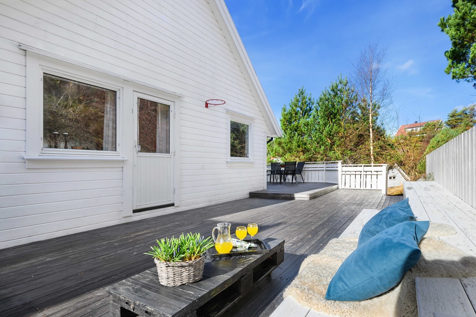 Terrasser rundt hele boligen. Denne er på den lune østsiden. Galleribilde