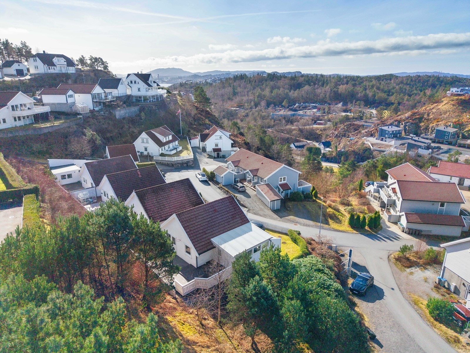 Fra boligen er det ca. 20 minutters kjøring til både Bergen sentrum og Flesland. Galleribilde