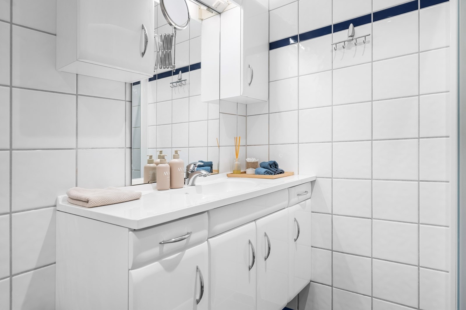 Innredningens fronter er lyse og slette og servanten er heldekkende. Det er også to overskap for ekstra oppbevaringsplass. Galleribilde