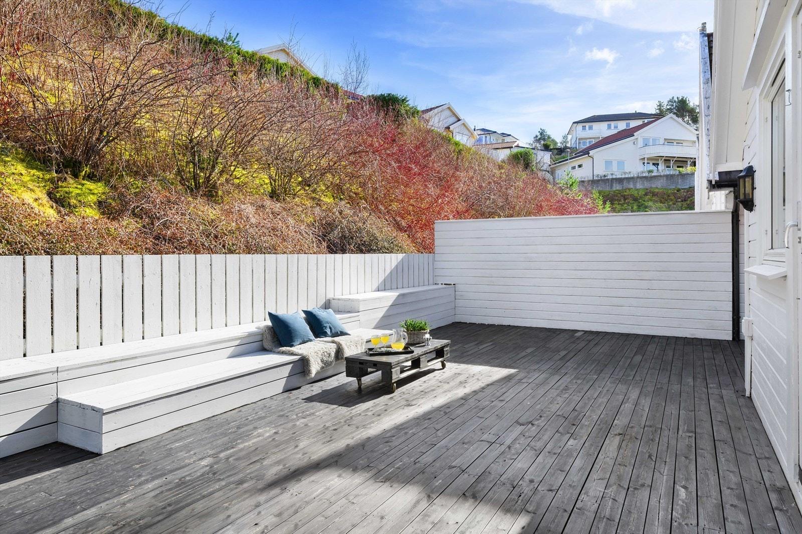 Lun og skjermet terrasse. Det er også gassuttak for grill etc. på terrassen. Galleribilde