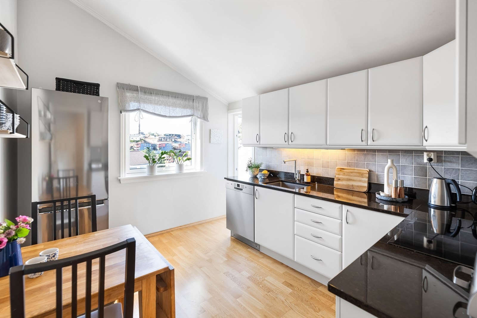 Det er det rikelig med både benkeplass og oppbevaringsplass i den lyse slette innredningen. Galleribilde