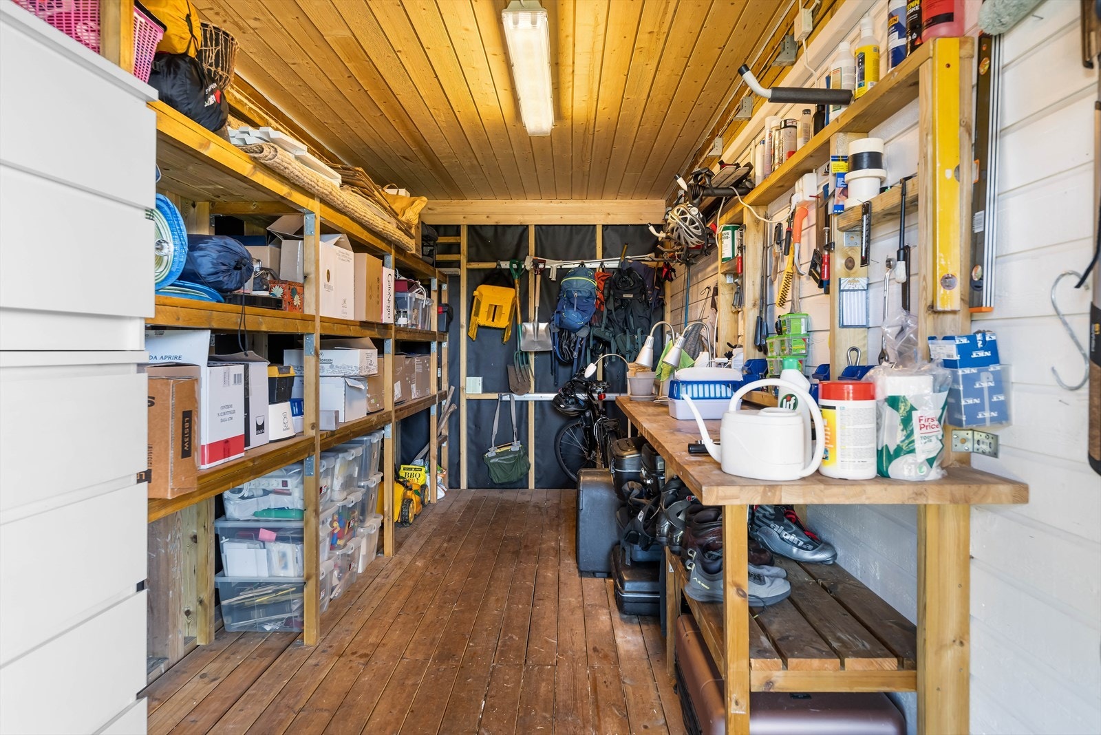 Under sommerstuen er det en flott bod/hobbyrom. Her er det rikelig med oppbevaringsplass samt en arbeidsbenk og hyller. Galleribilde