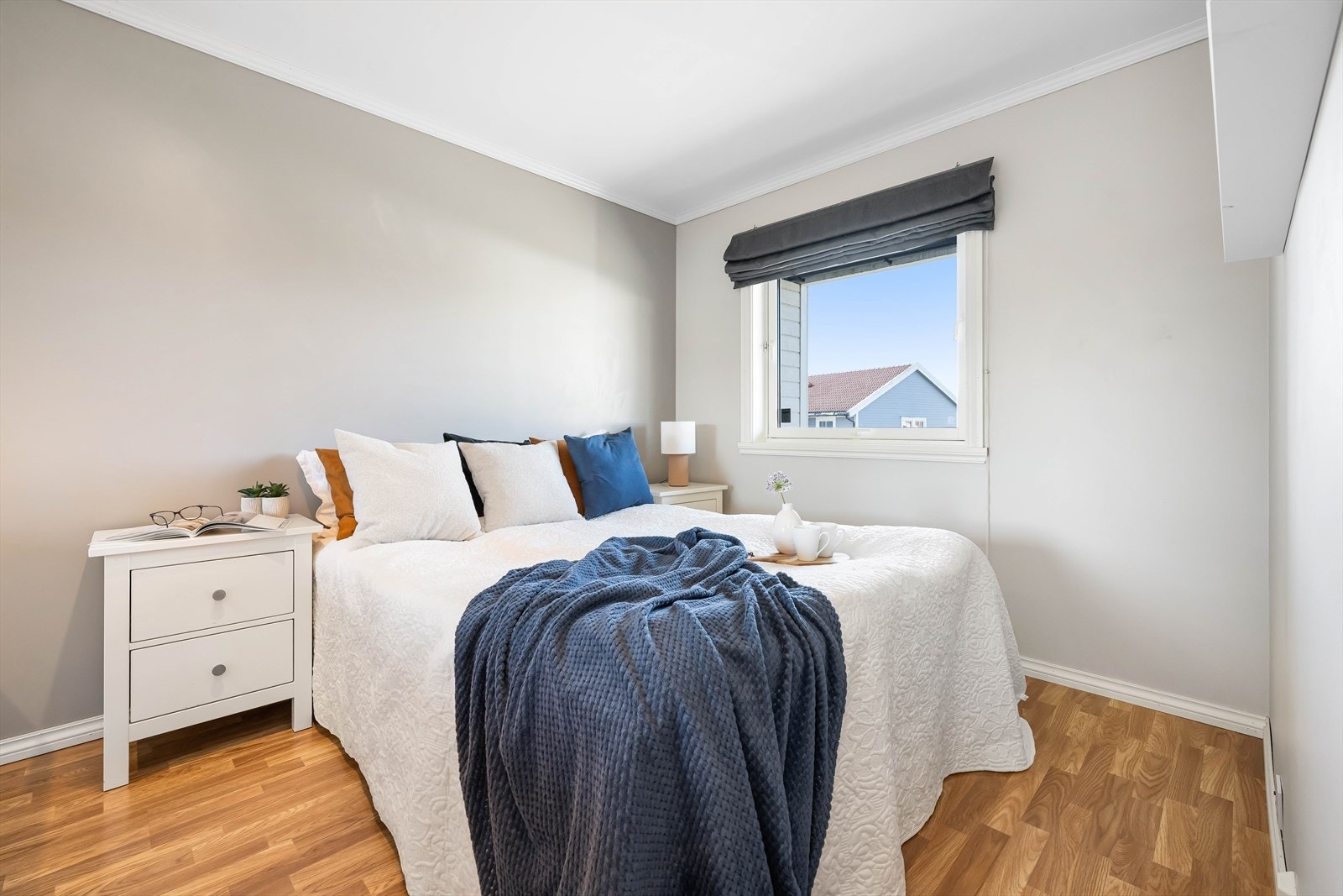 Boligens hovedsoverom får en på høyre side når en kommer inn i boligen. Et flott rom på over 10 kvm. Galleribilde