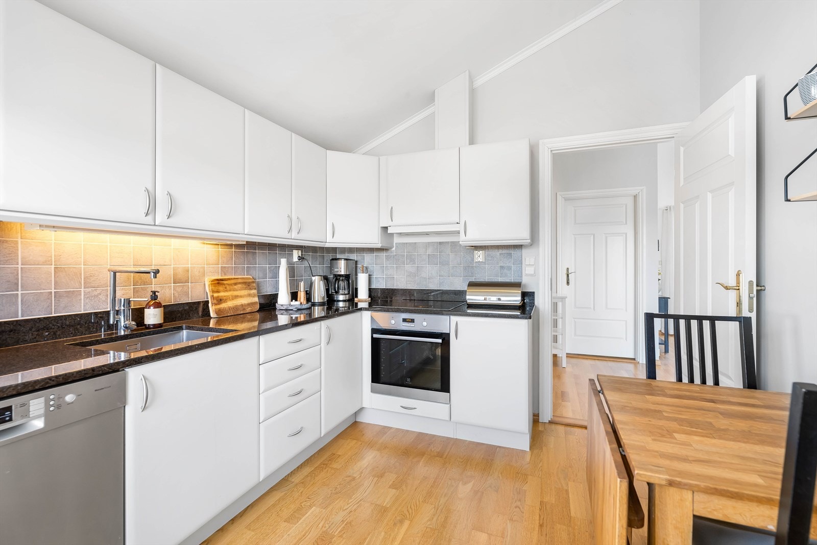 Kjøkkenet er praktisk adskilt fra stuen. Også kjøkkenet har ekstra takhøyde. Galleribilde