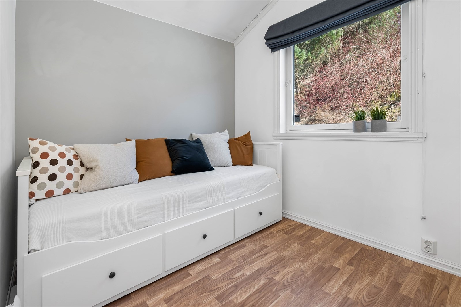 Etasjens soverom er i det nordøstlige hjørnet. Et stort vindu mot øst samt ekstra takhøyde gjør rommet luftig. Galleribilde