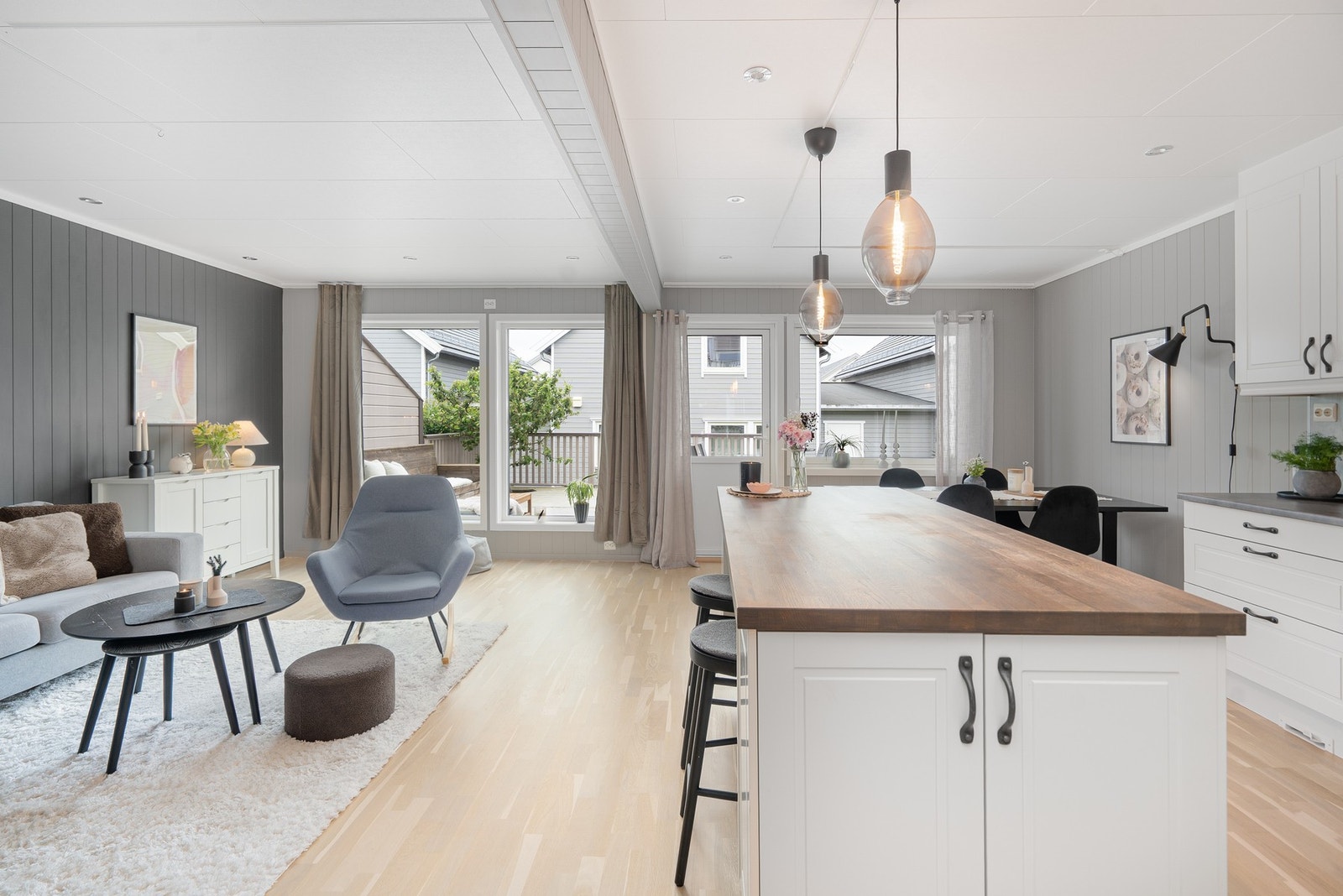 Kjøkkenøy ved kjøkkenet for litt ekstra arbeidsplass Galleribilde