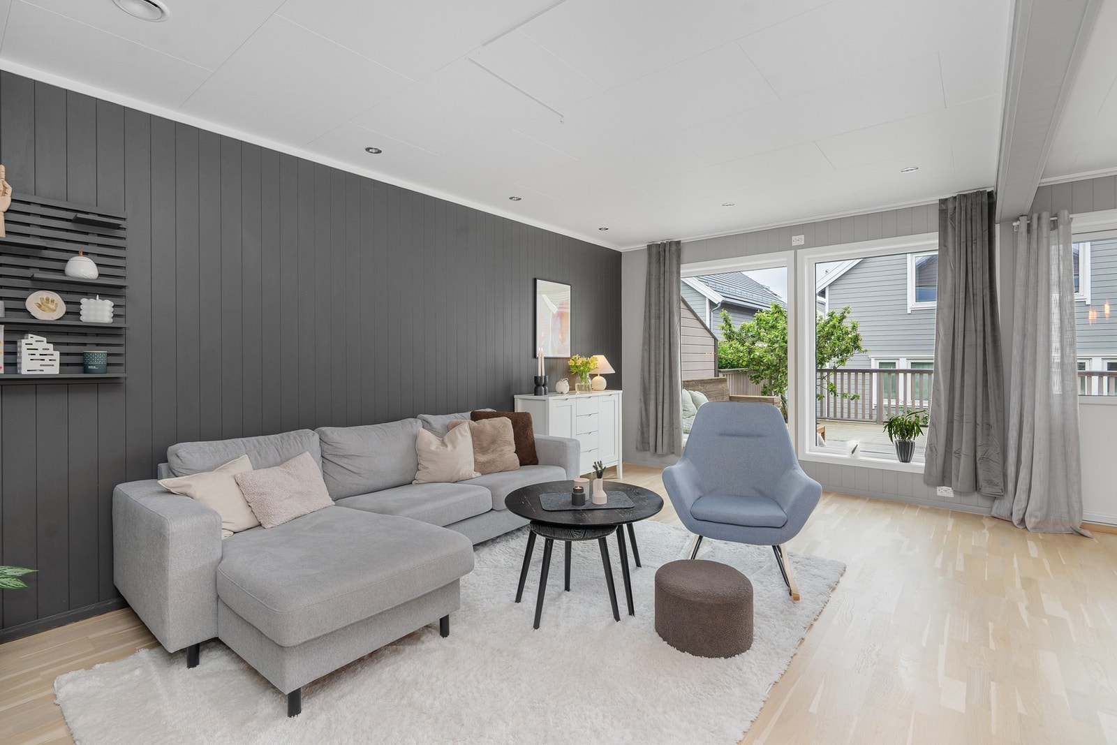 Fra stuen er det utgang til en stor terrasse Galleribilde