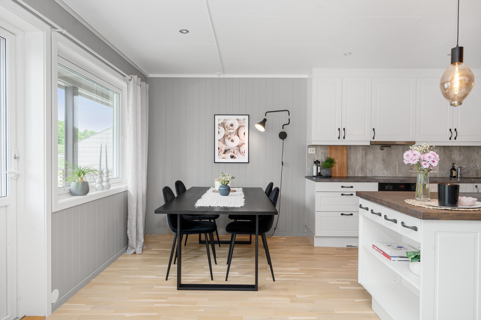 Spiseplass ved kjøkkenet Galleribilde